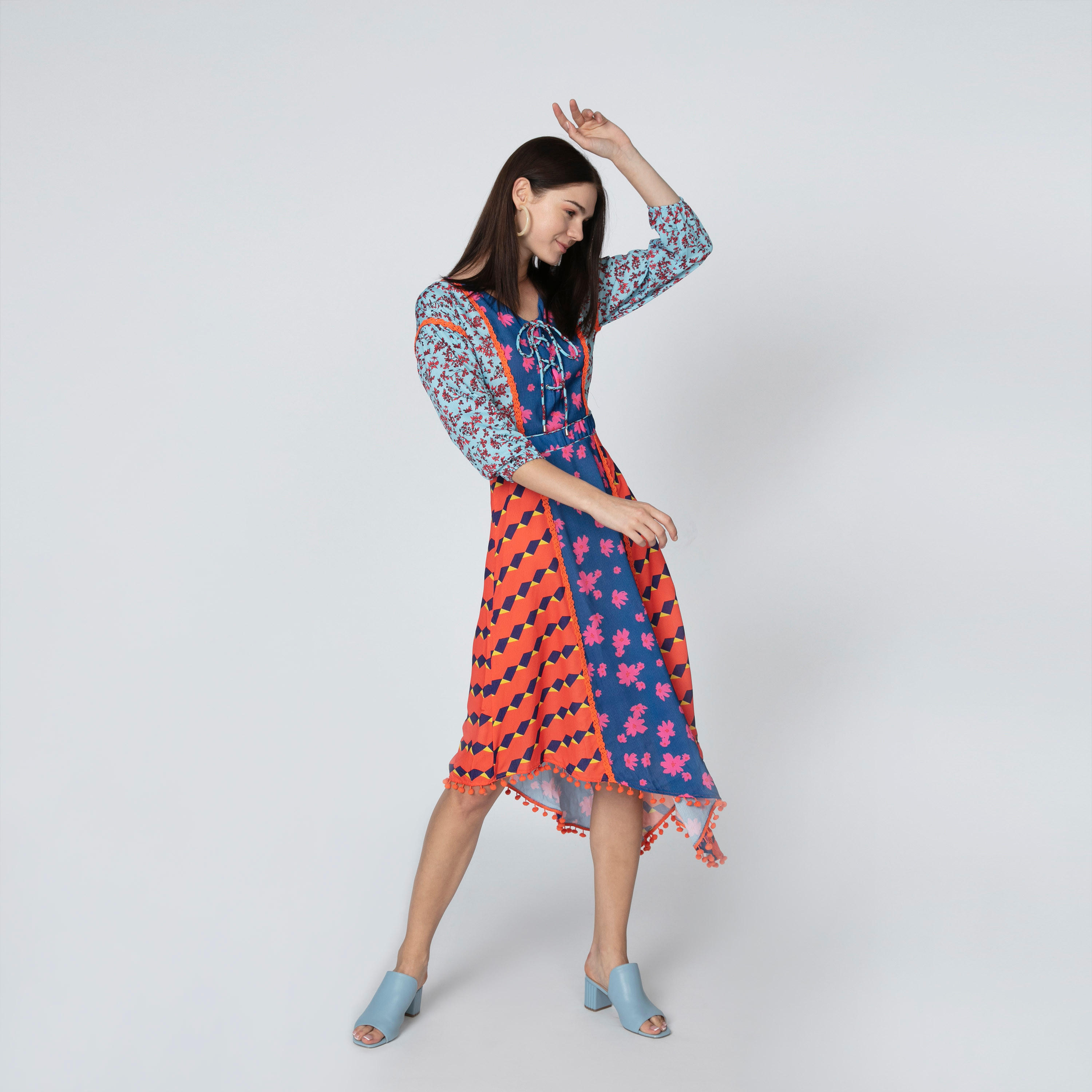 فستان متوسط الطول بأكمام 3/4 وحواف غير مستوية وطبعات من آيكونيك-women-clothing-dresses-image-3