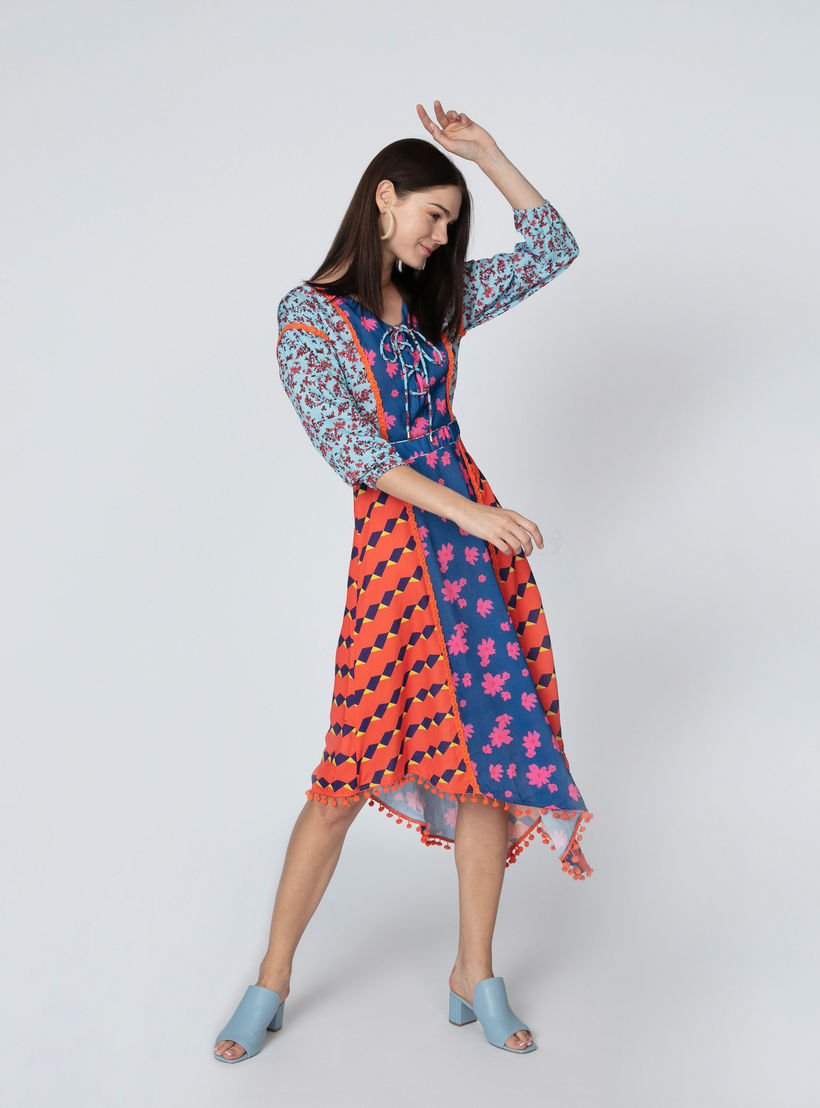فستان متوسط الطول بأكمام 3/4 وحواف غير مستوية وطبعات من آيكونيك-women-clothing-dresses-image-3