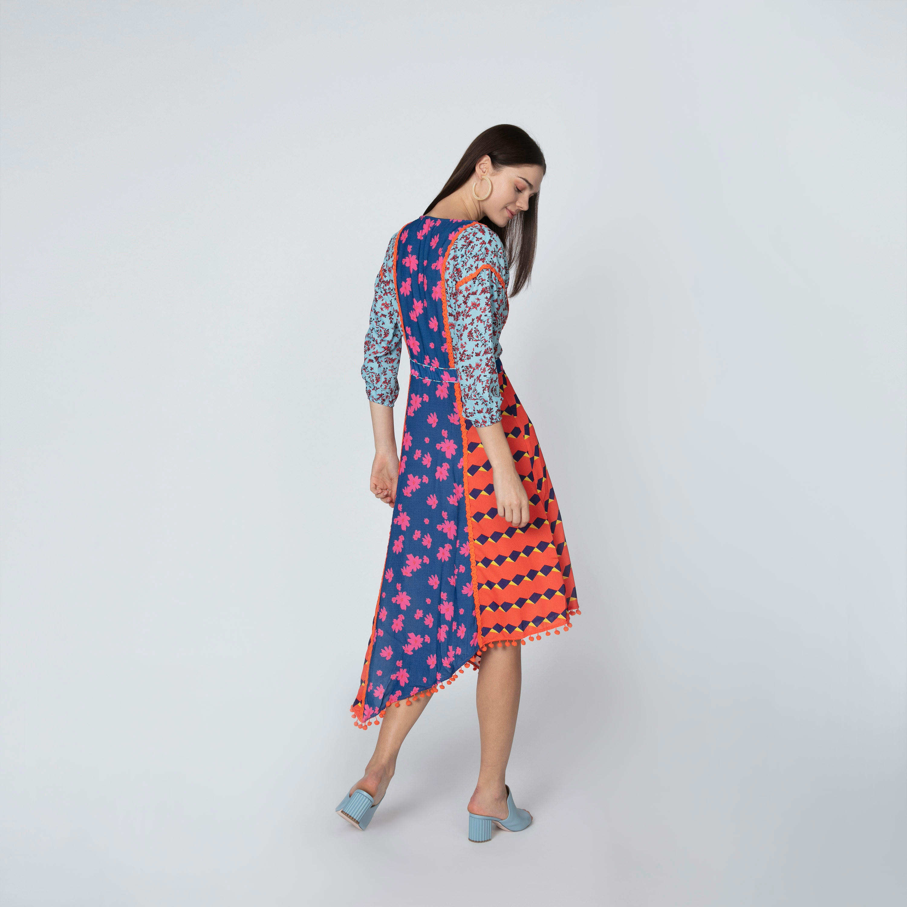 فستان متوسط الطول بأكمام 3/4 وحواف غير مستوية وطبعات من آيكونيك-women-clothing-dresses-image-4