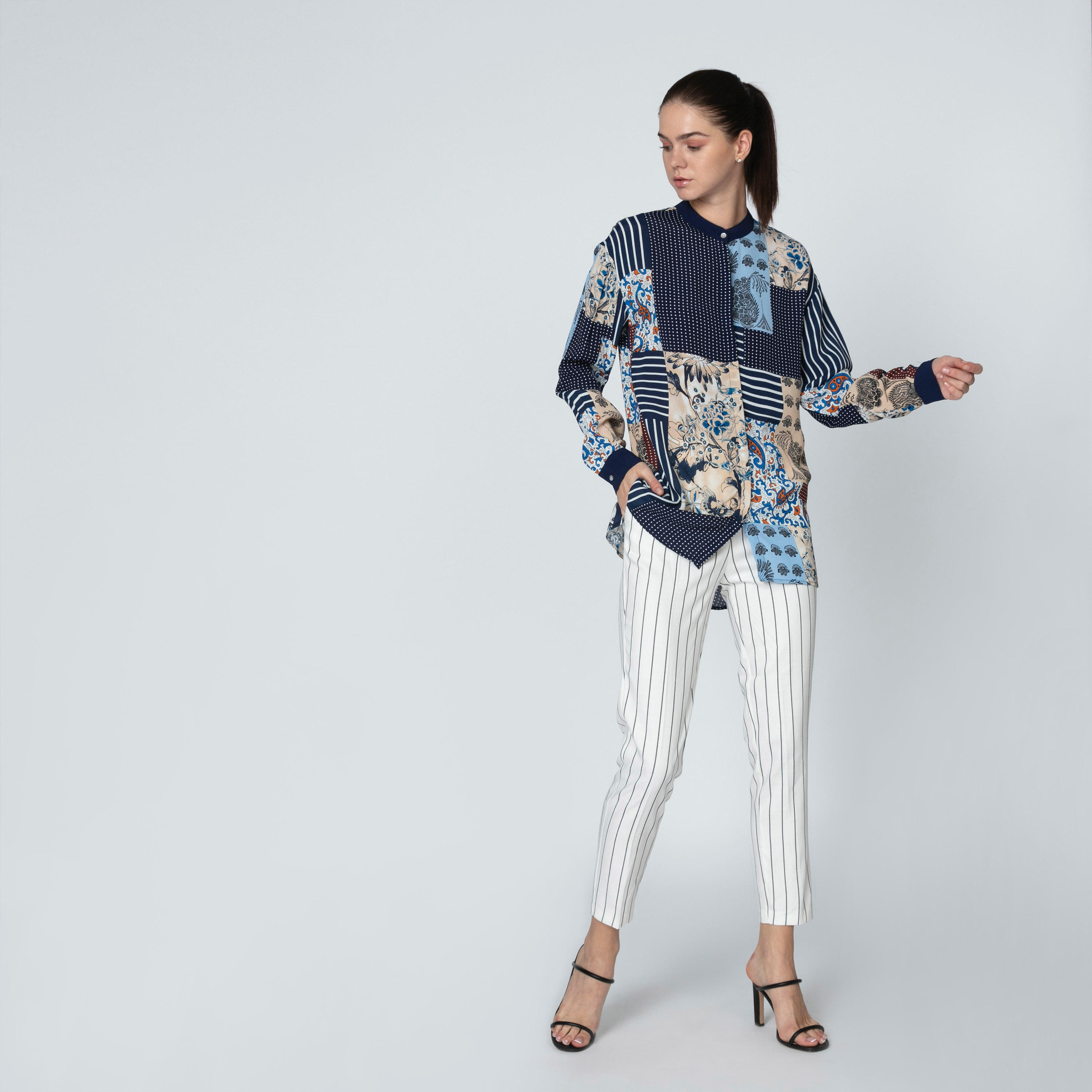 بلوزة بياقة ماندارين وأكمام طويلة وطبعات من آيكونيك-women-clothing-shirtsandblouses-blouses-image-1