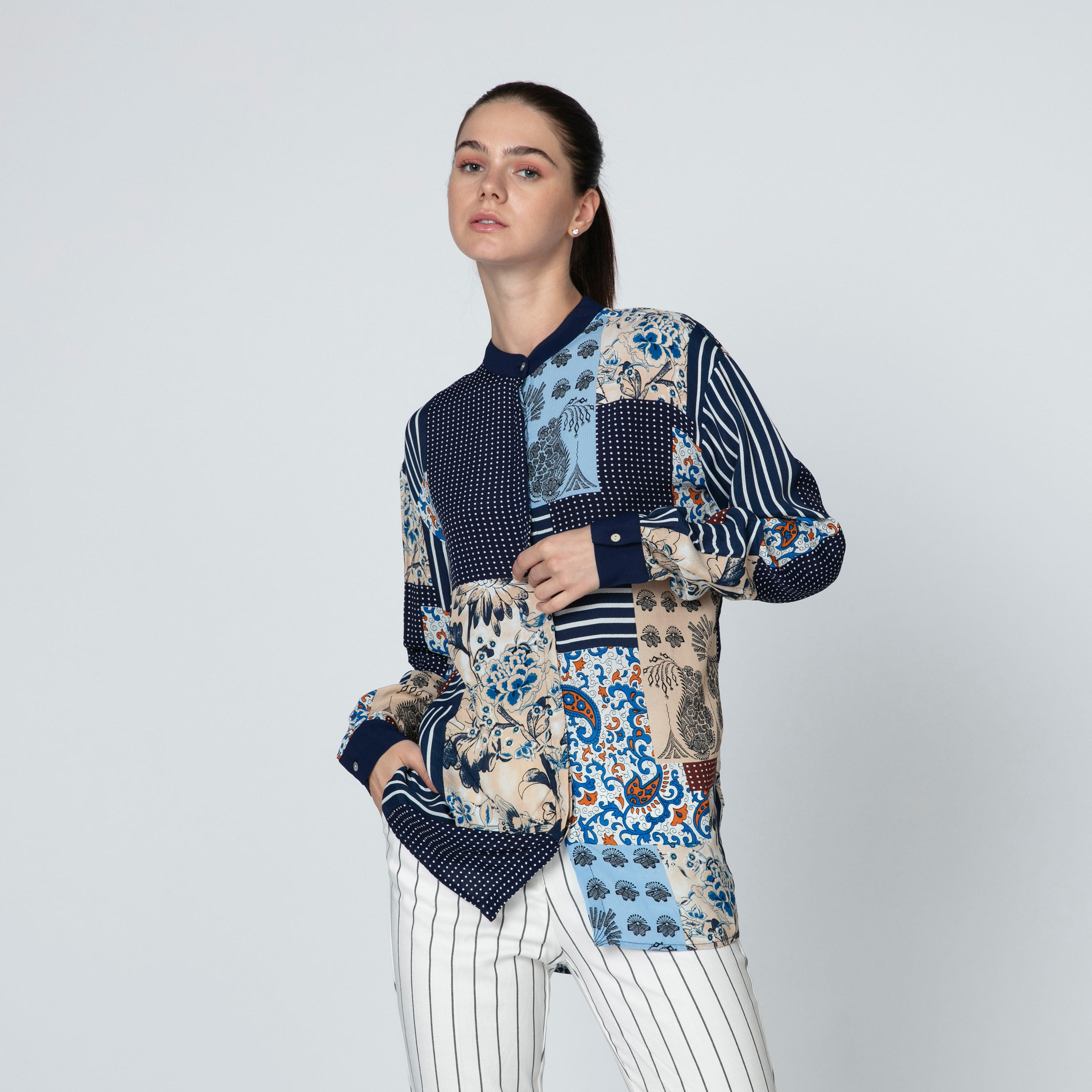 بلوزة بياقة ماندارين وأكمام طويلة وطبعات من آيكونيك-women-clothing-shirtsandblouses-blouses-image-2