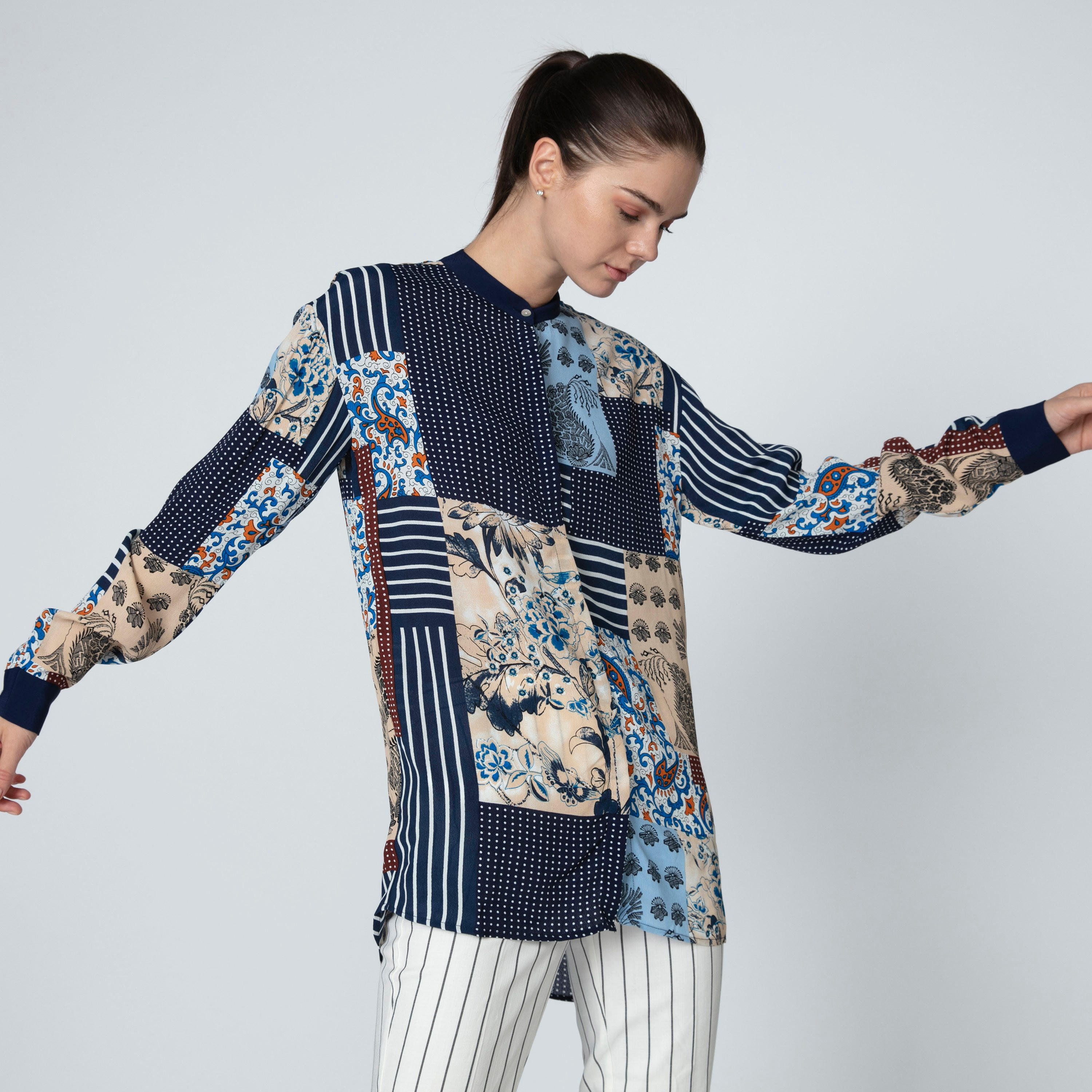 بلوزة بياقة ماندارين وأكمام طويلة وطبعات من آيكونيك-women-clothing-shirtsandblouses-blouses-image-3