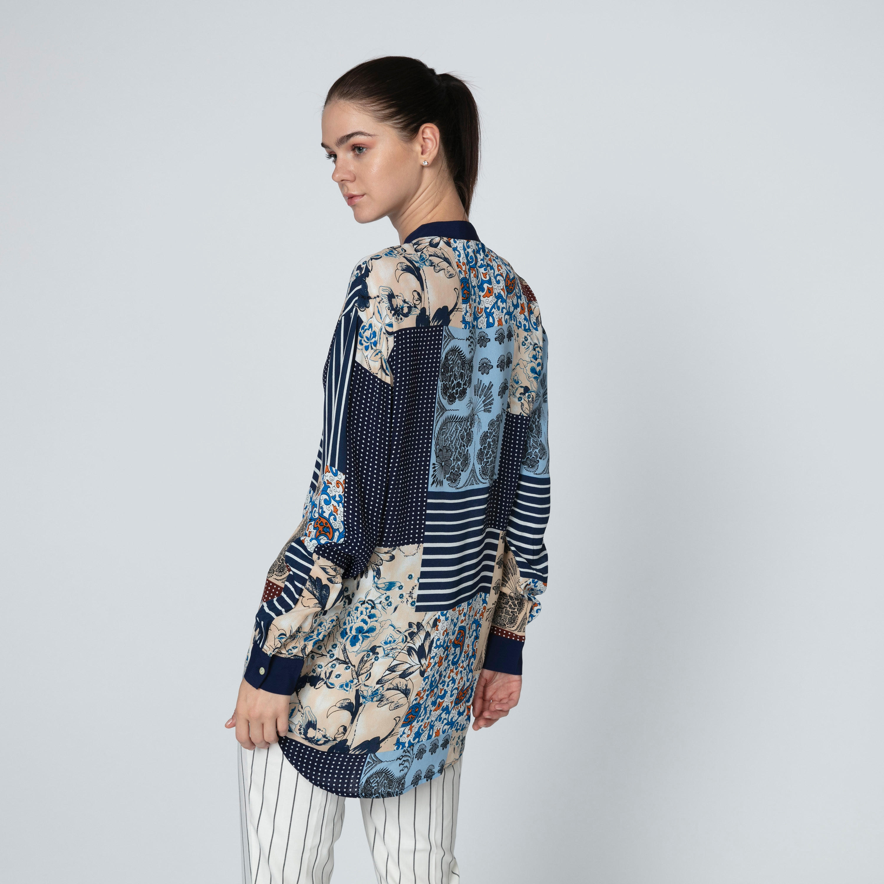 بلوزة بياقة ماندارين وأكمام طويلة وطبعات من آيكونيك-women-clothing-shirtsandblouses-blouses-image-4