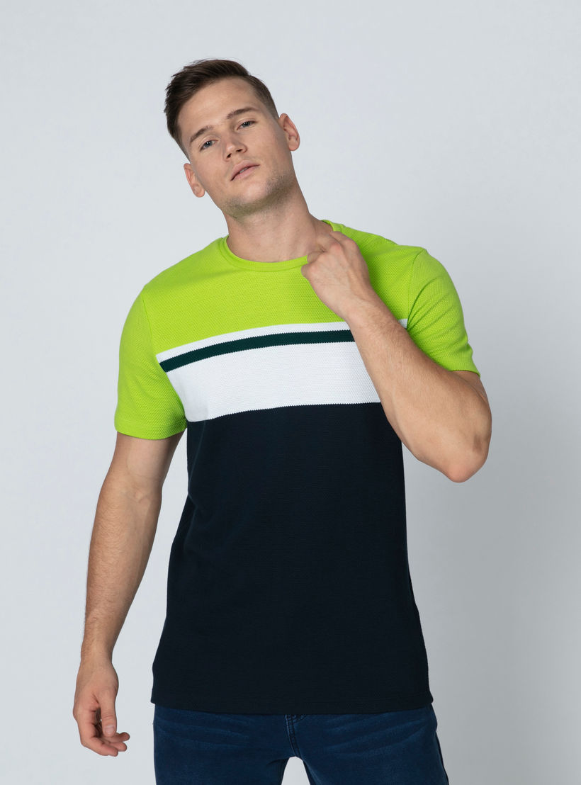 تيشيرت مقلّم بياقة مستديرة وأكمام قصيرة من آيكونيك-men-clothing-tshirtsandpolos-tshirts-image-1
