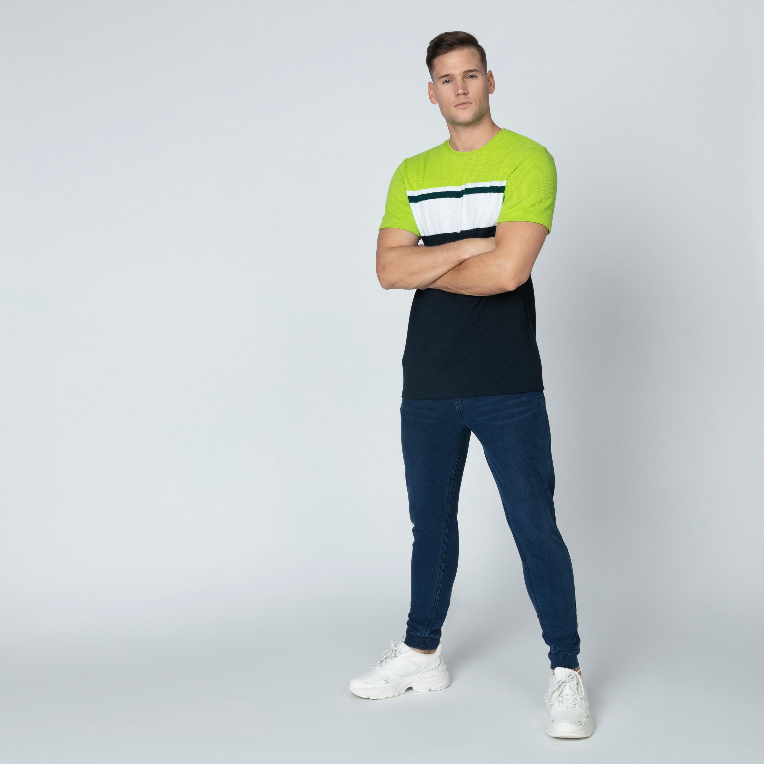 تيشيرت مقلّم بياقة مستديرة وأكمام قصيرة من آيكونيك-men-clothing-tshirtsandpolos-tshirts-image-3