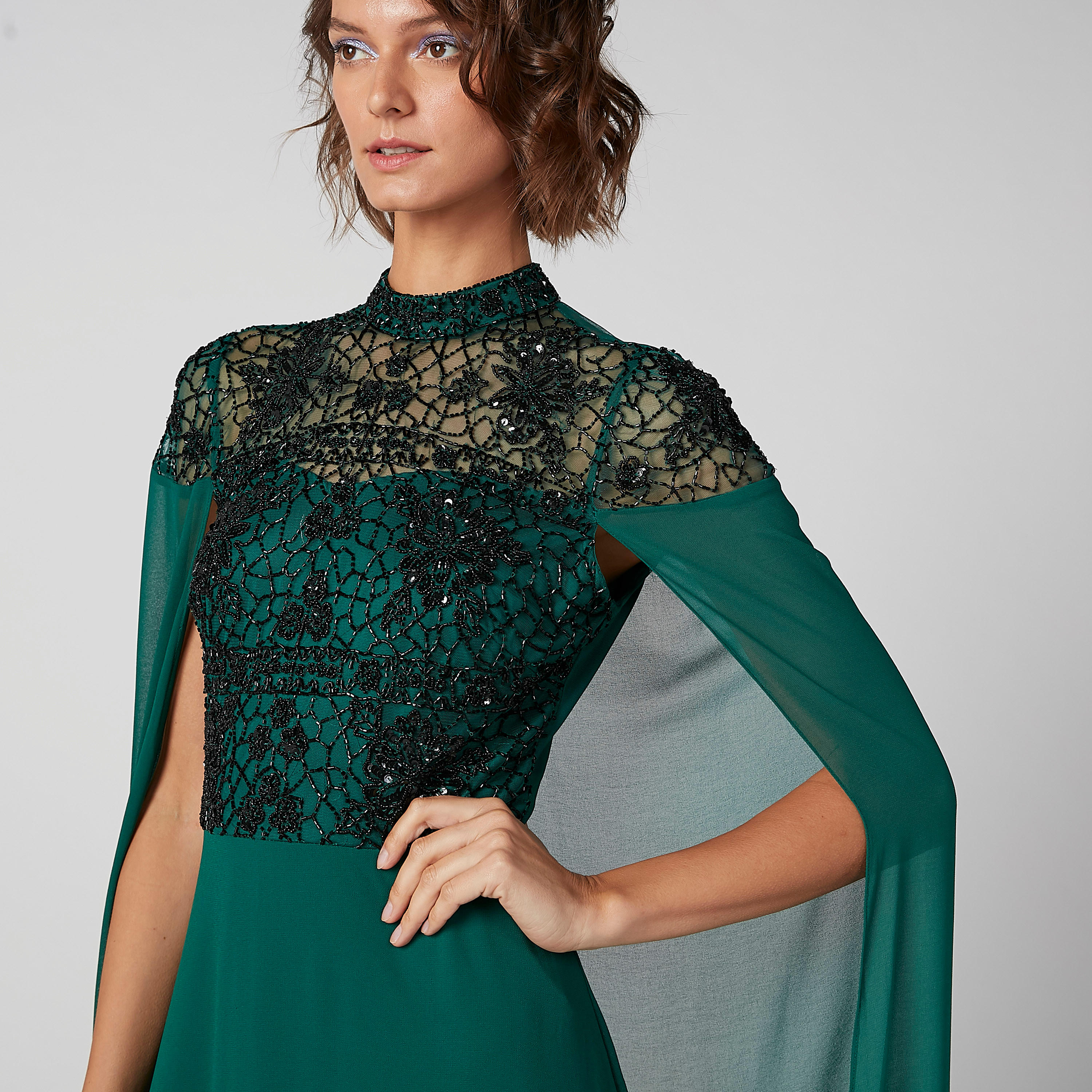 فستان طويل بتصميم فضفاض مزيّن بياقة عالية من آيكونيك-women-clothing-dresses-image-2