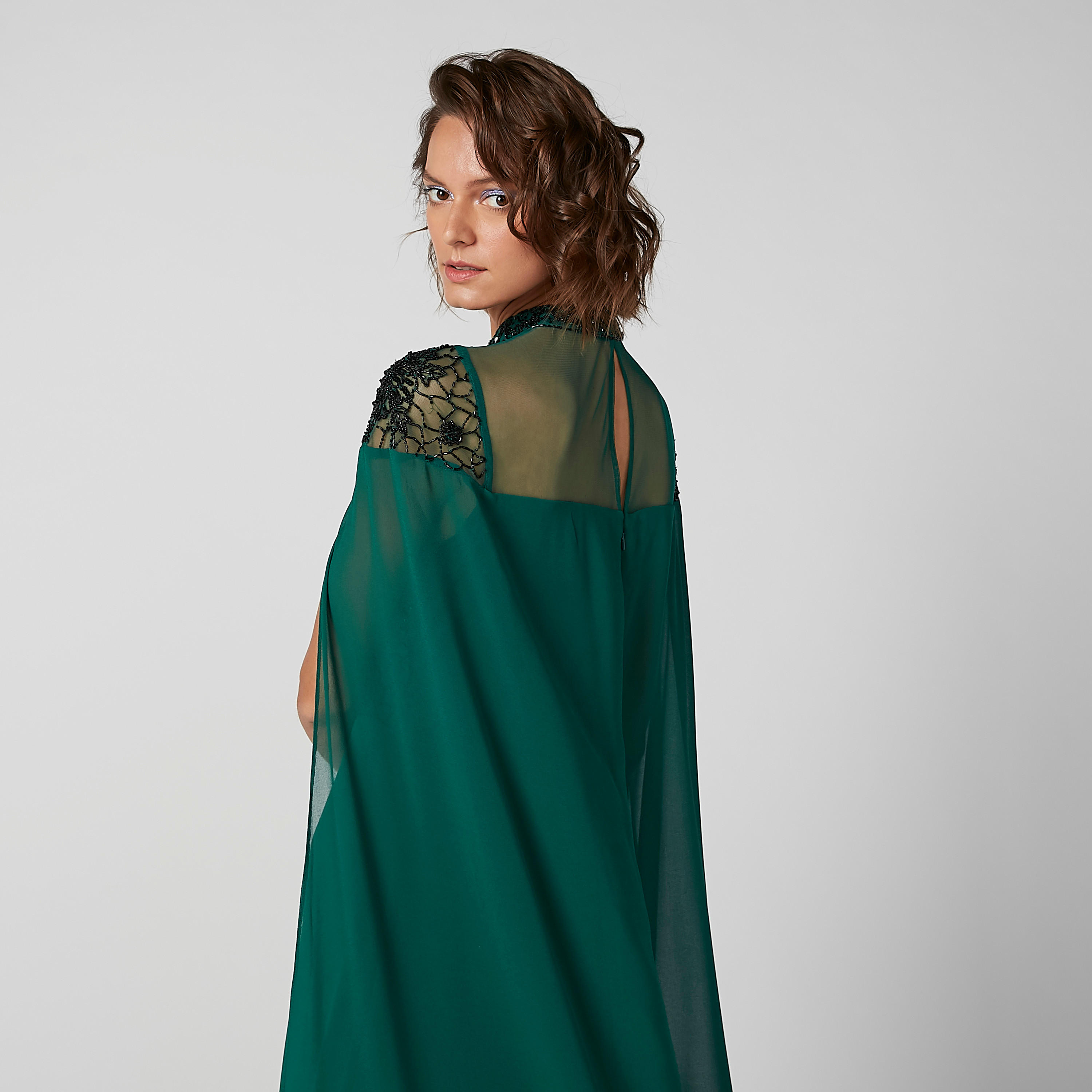 فستان طويل بتصميم فضفاض مزيّن بياقة عالية من آيكونيك-women-clothing-dresses-image-5