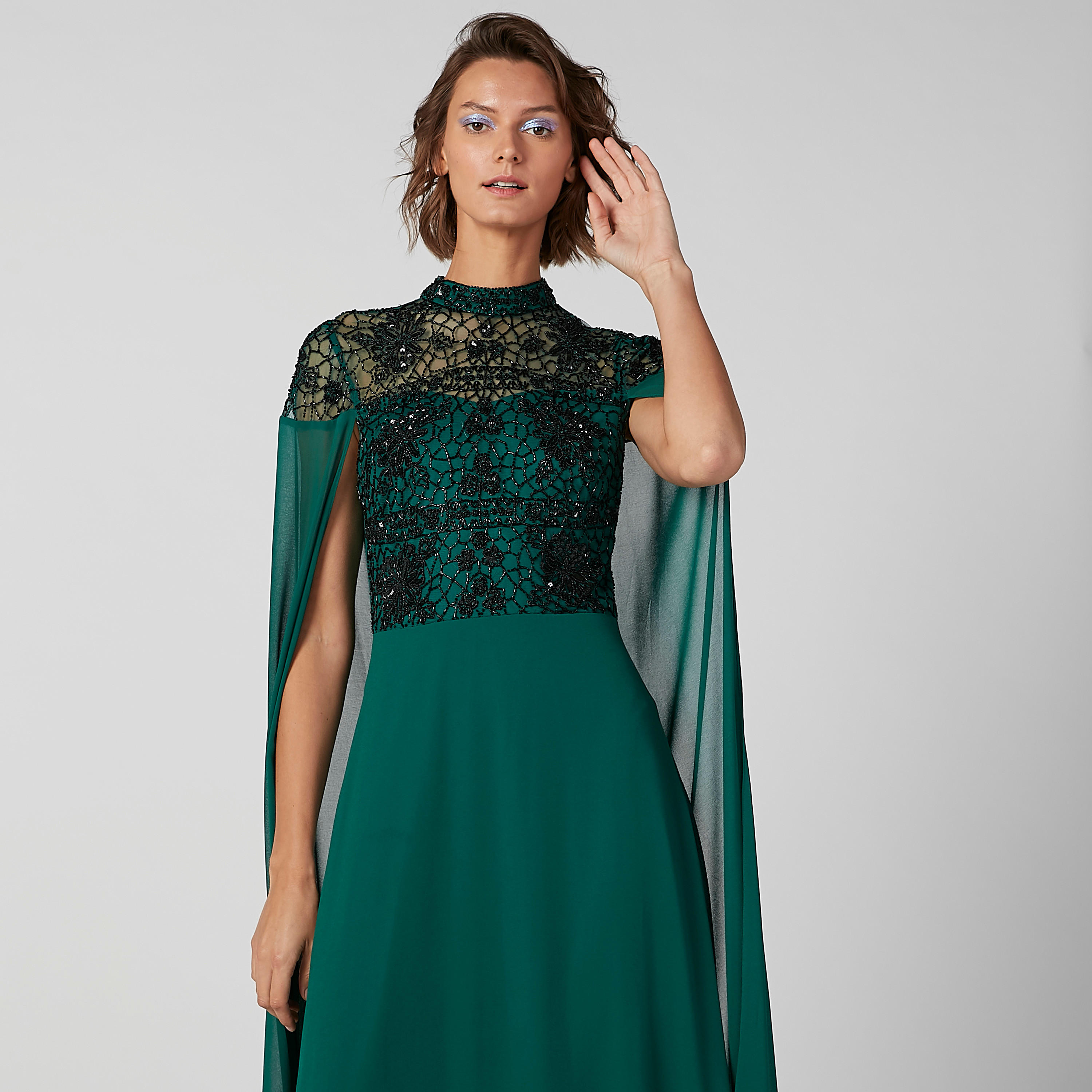 فستان طويل بتصميم فضفاض مزيّن بياقة عالية من آيكونيك-women-clothing-dresses-image-6