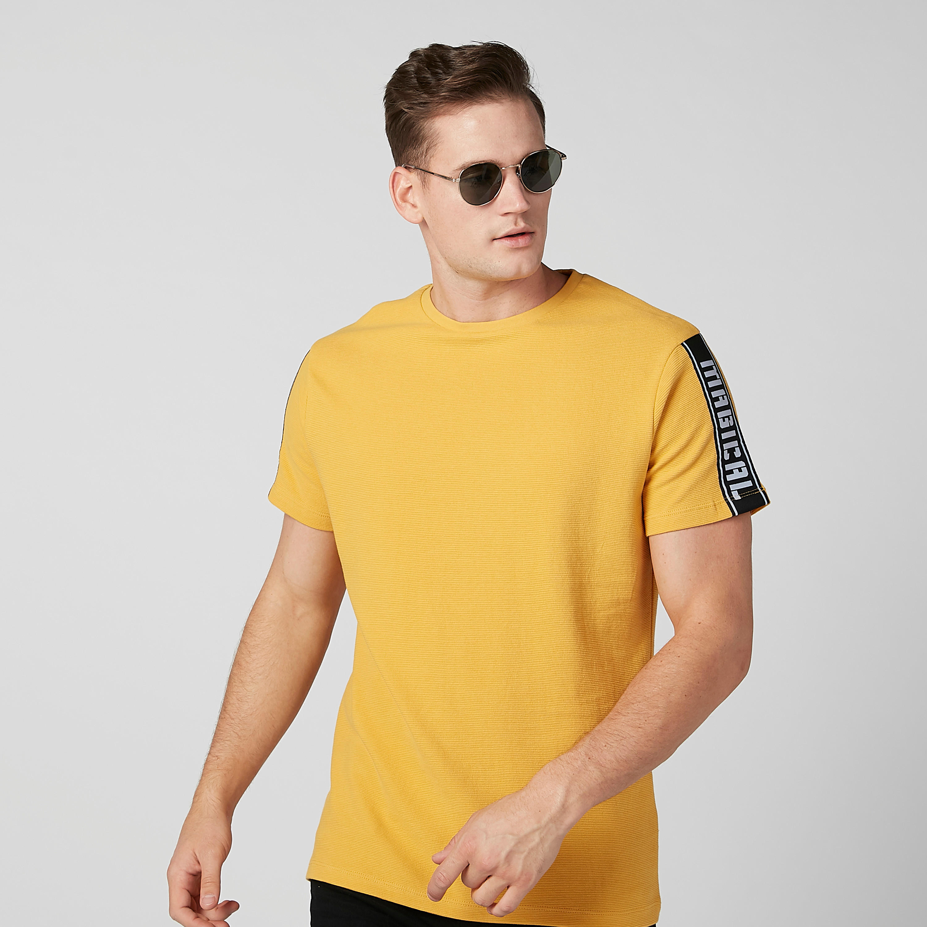 تيشيرت بياقة مستديرة وأكمام قصيرة وطبعات من آيكونيك-men-clothing-tshirtsandpolos-tshirts-image-1
