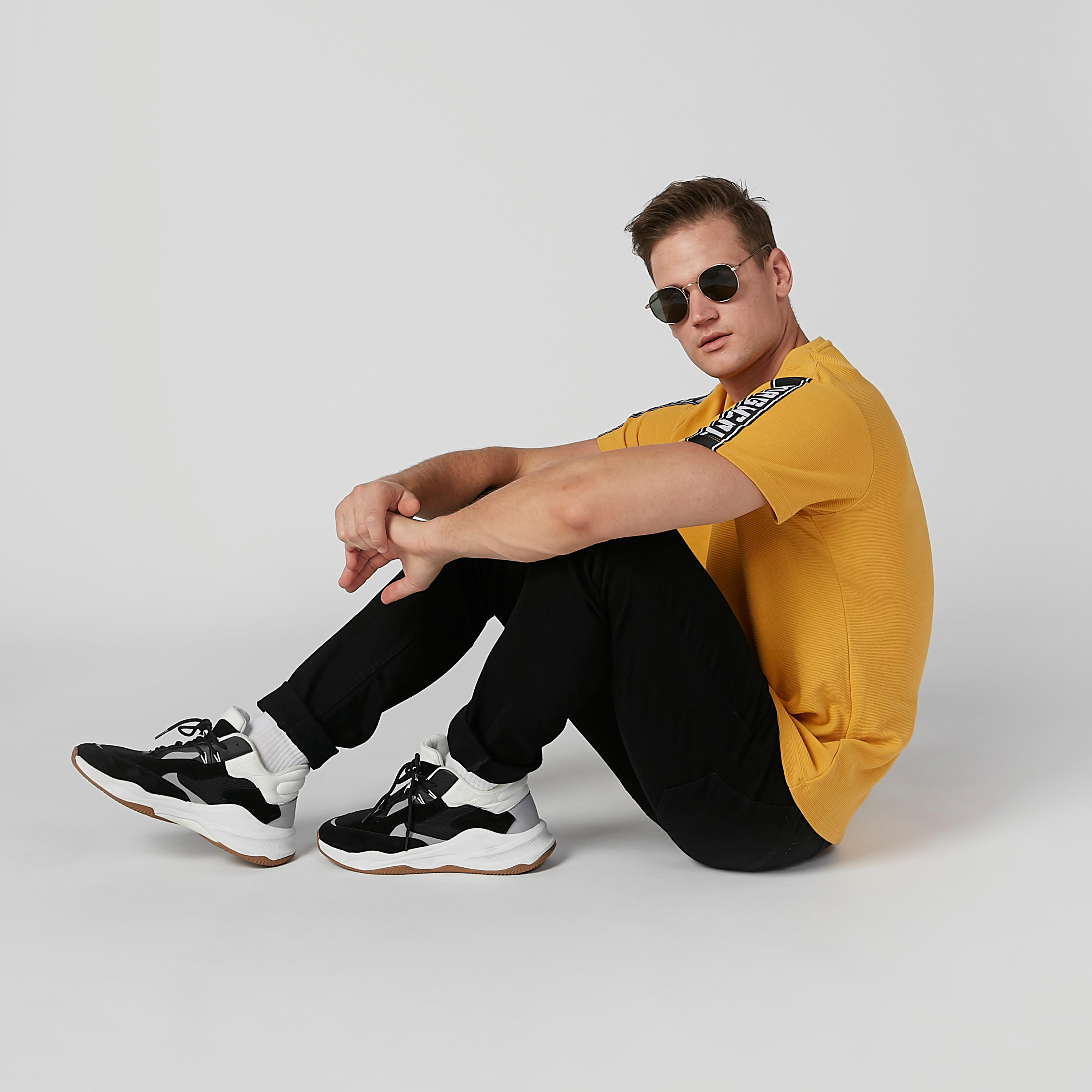 تيشيرت بياقة مستديرة وأكمام قصيرة وطبعات من آيكونيك-men-clothing-tshirtsandpolos-tshirts-image-2
