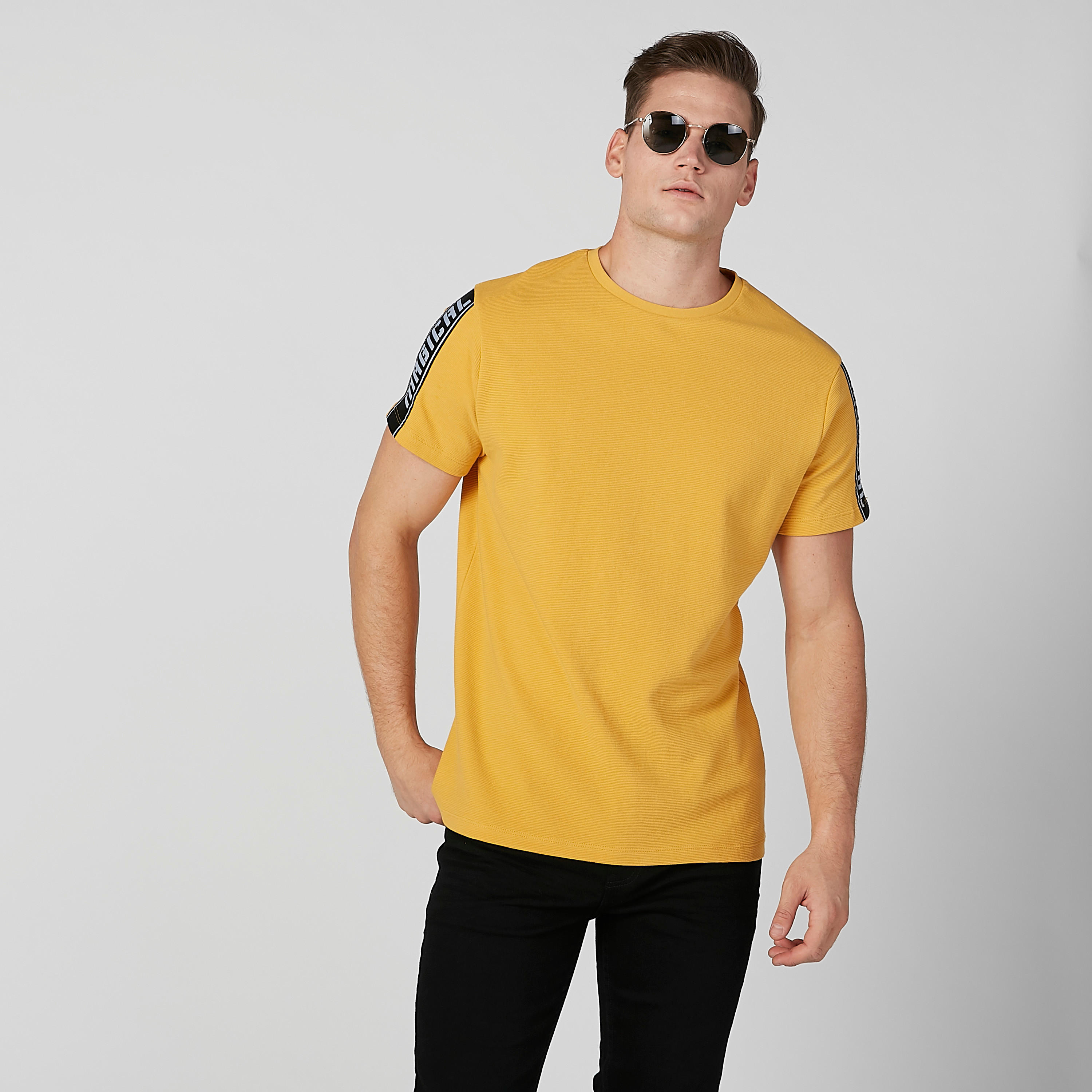 تيشيرت بياقة مستديرة وأكمام قصيرة وطبعات من آيكونيك-men-clothing-tshirtsandpolos-tshirts-image-3
