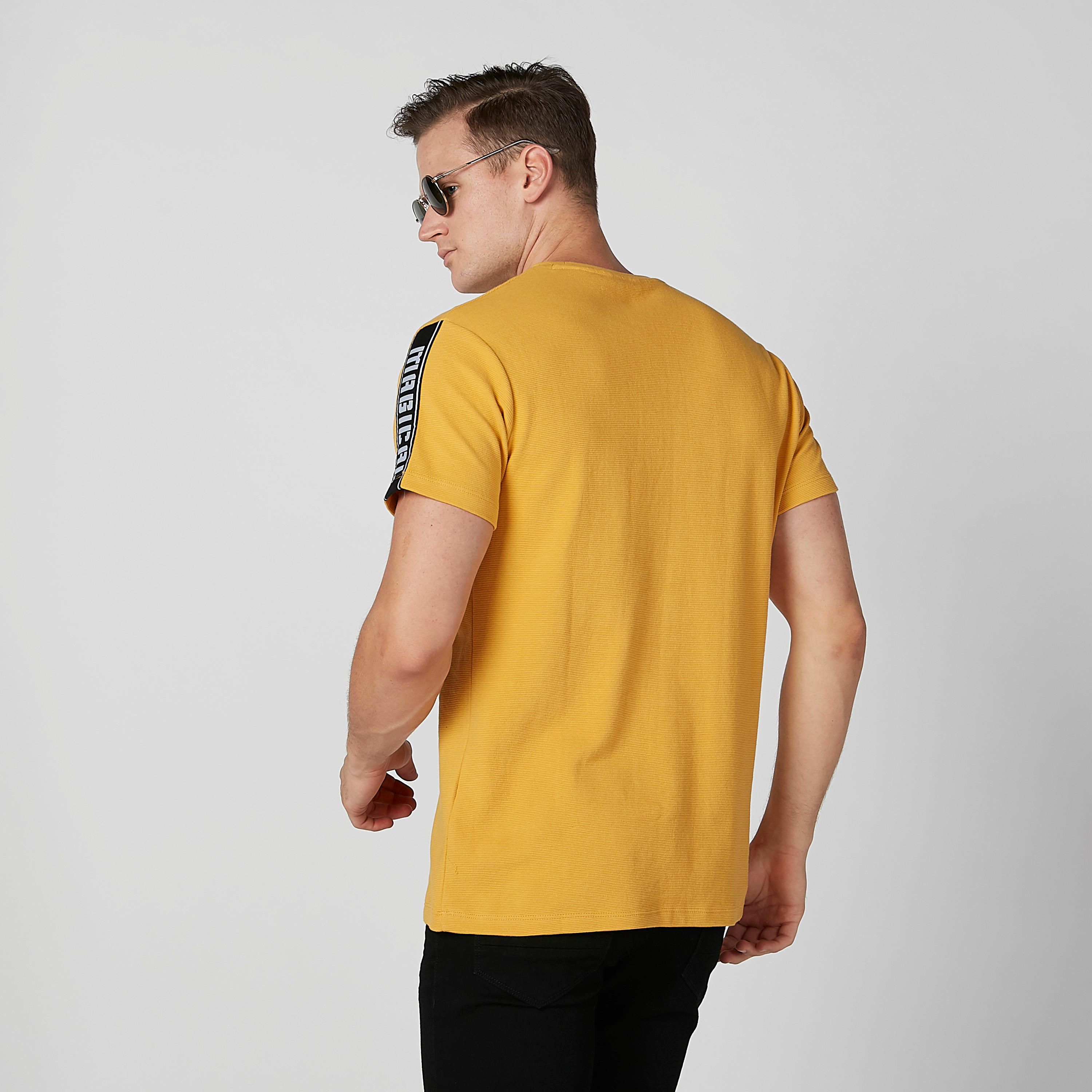 تيشيرت بياقة مستديرة وأكمام قصيرة وطبعات من آيكونيك-men-clothing-tshirtsandpolos-tshirts-image-4