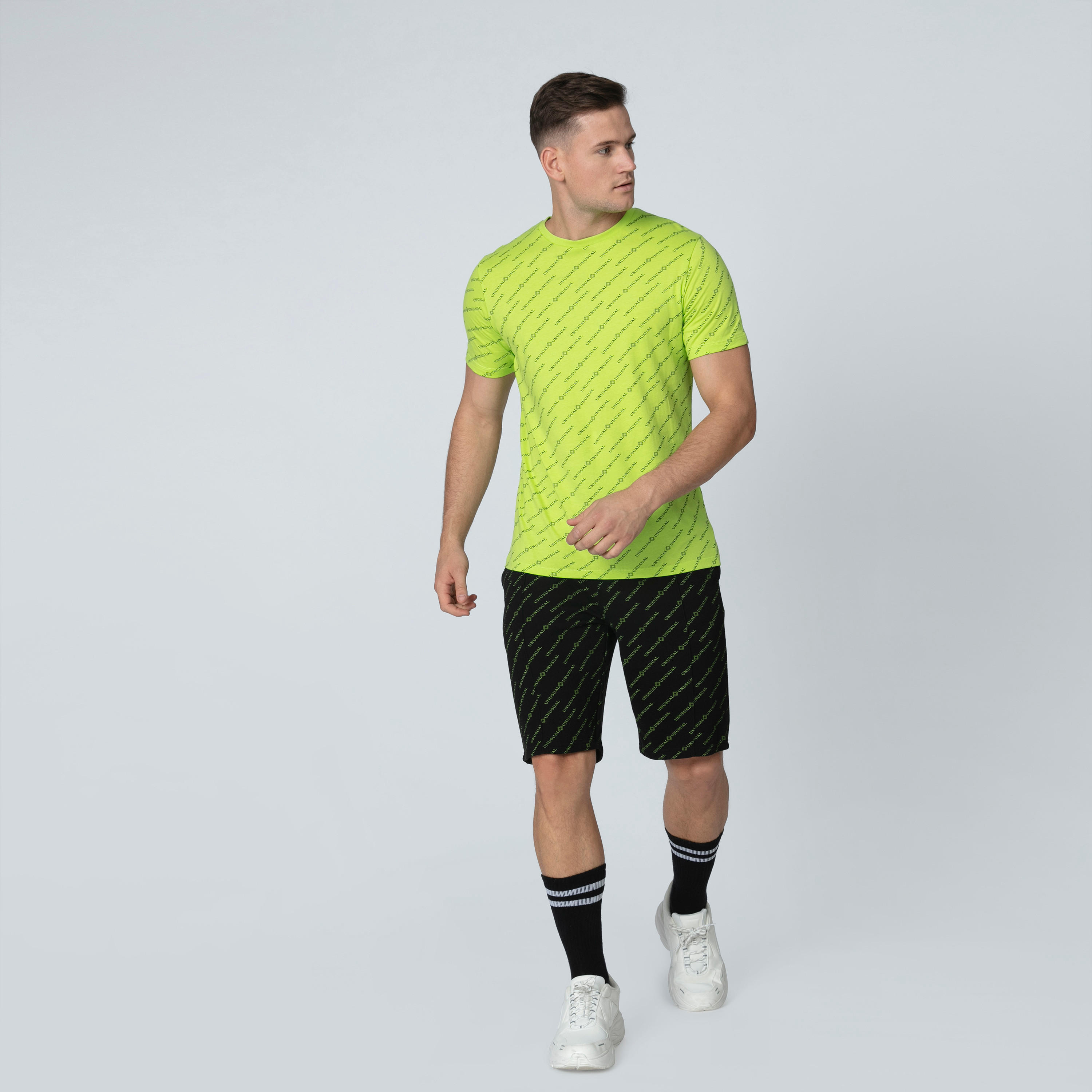 تيشيرت بياقة مستديرة وأكمام قصيرة وطبعات من آيكونيك-men-clothing-tshirtsandpolos-tshirts-image-2