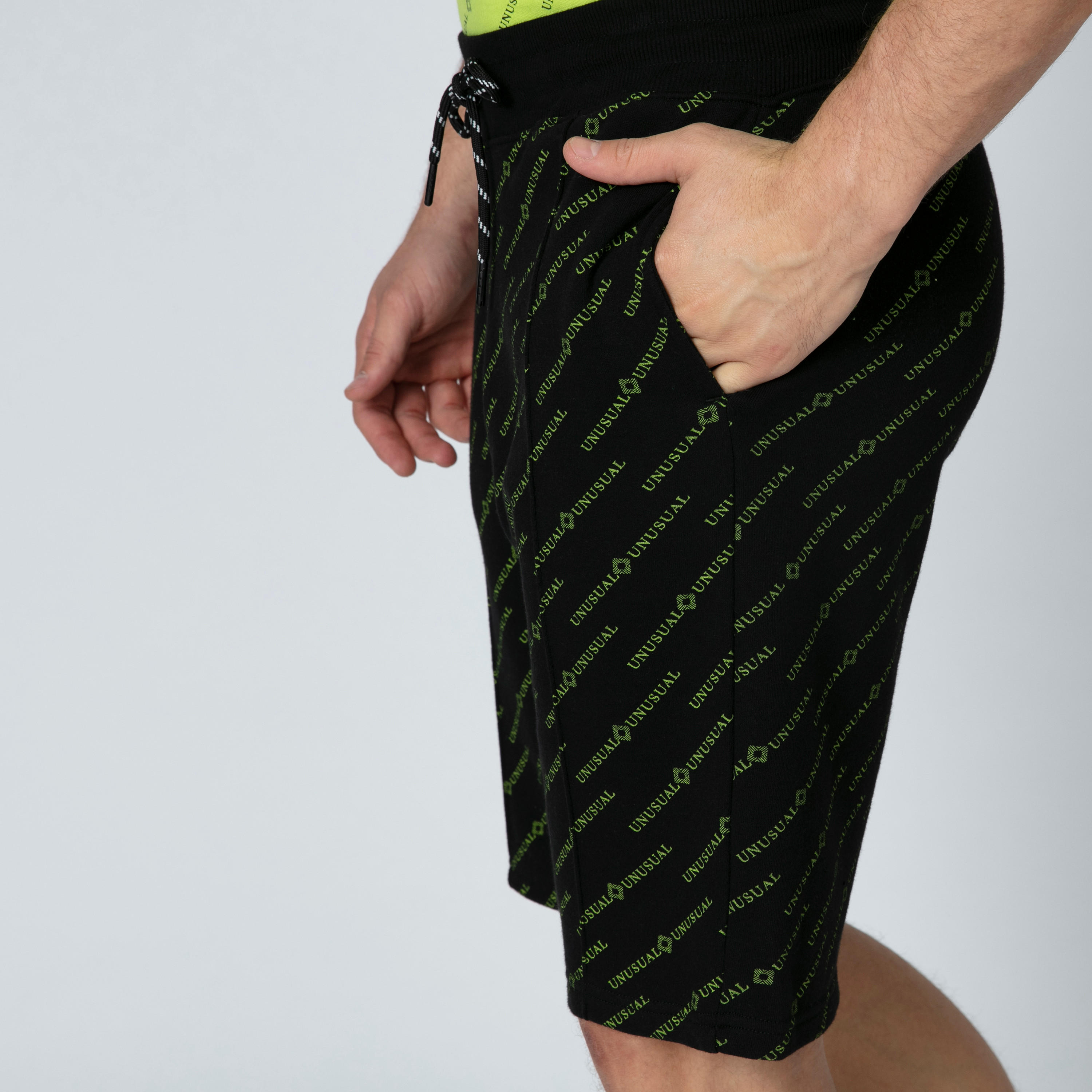 شورت برباط وجيوب وطبعات من آيكونيك-men-clothing-bottoms-shorts-image-5