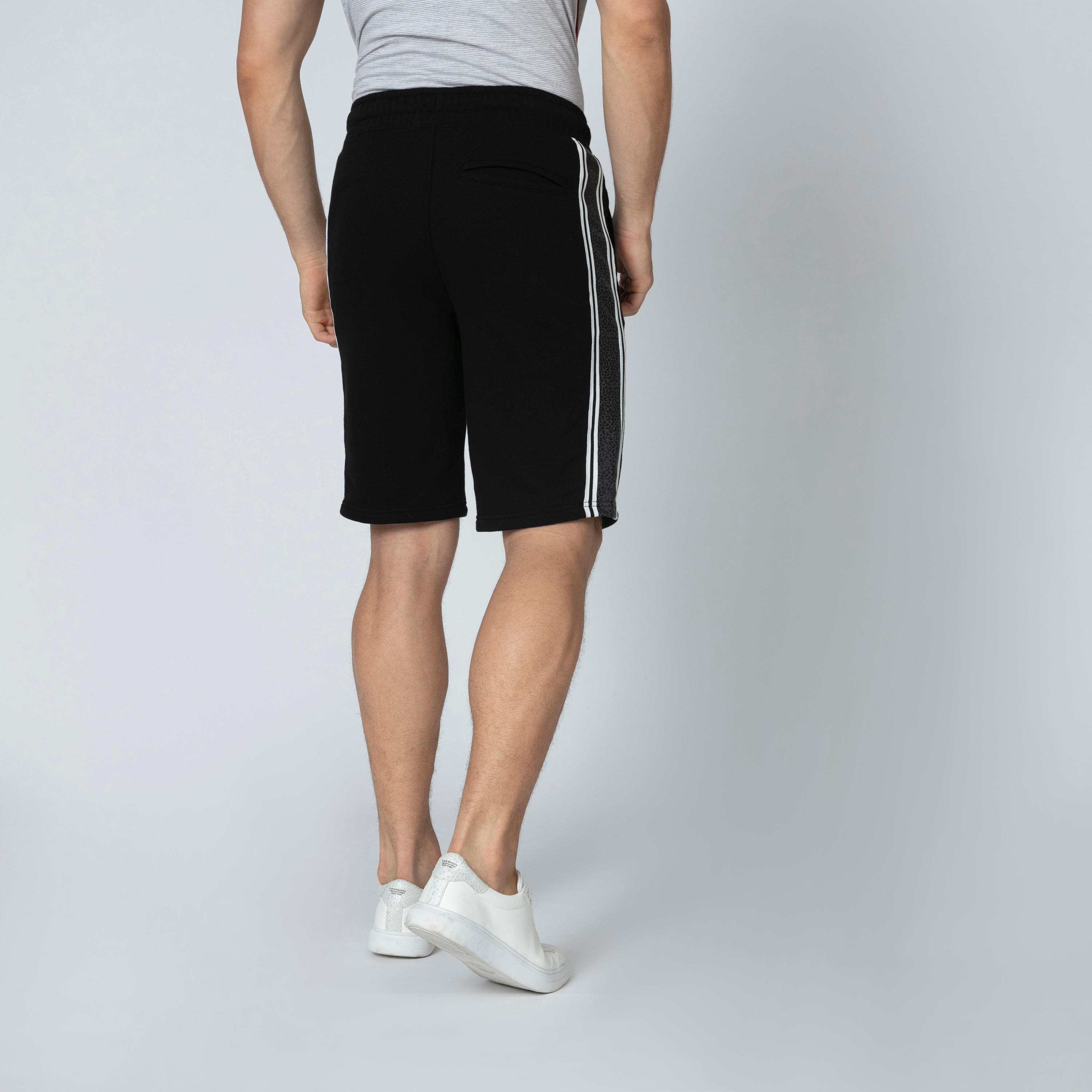 شورت بارز الملمس برباط وجيوب من آيكونيك-men-clothing-bottoms-shorts-image-2