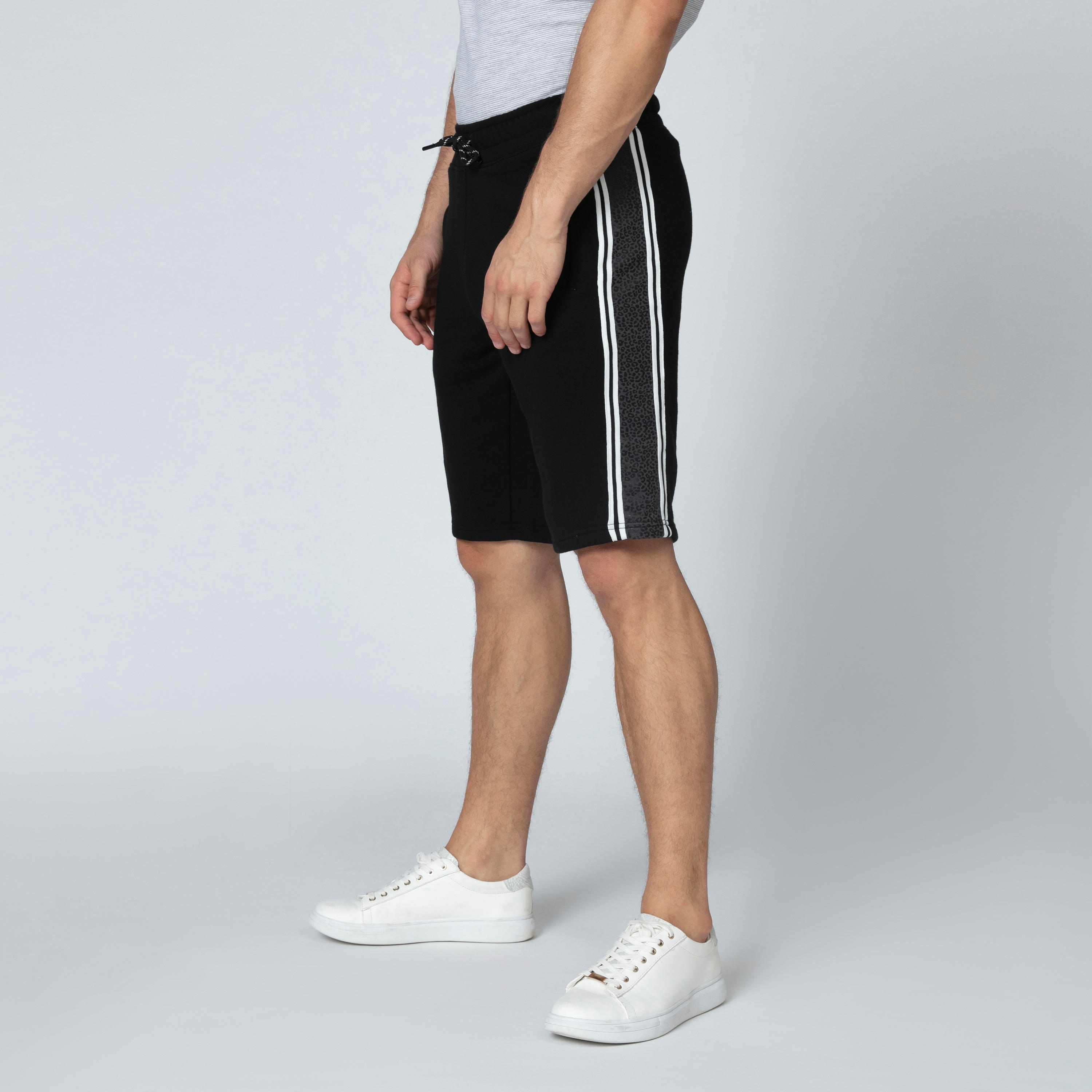 شورت بارز الملمس برباط وجيوب من آيكونيك-men-clothing-bottoms-shorts-image-3