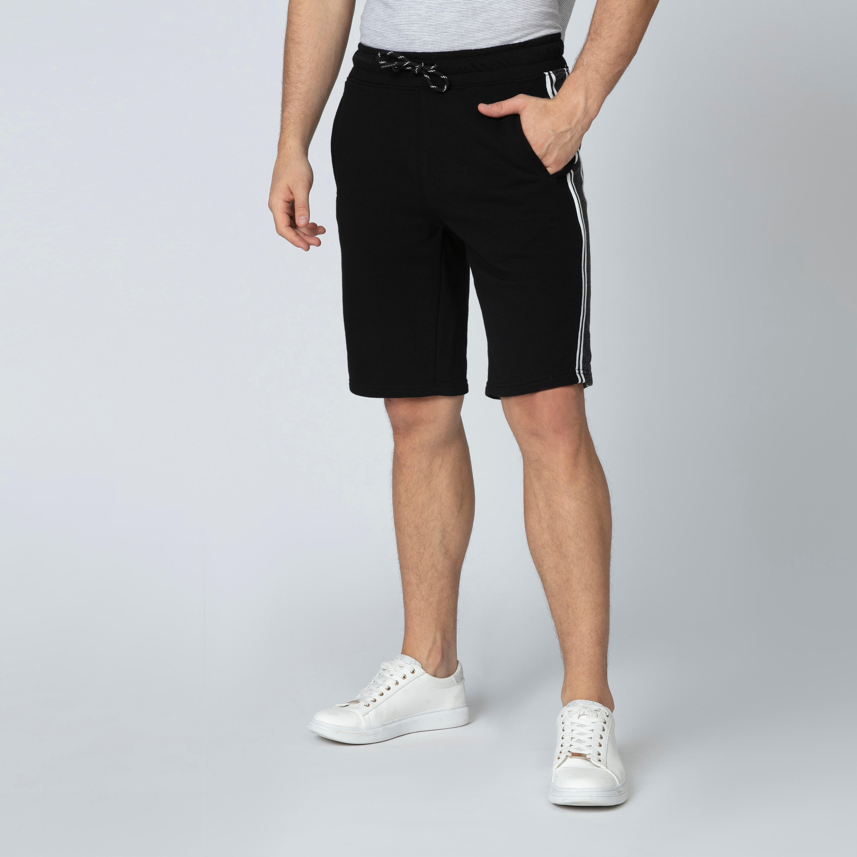 شورت بارز الملمس برباط وجيوب من آيكونيك-men-clothing-bottoms-shorts-image-4