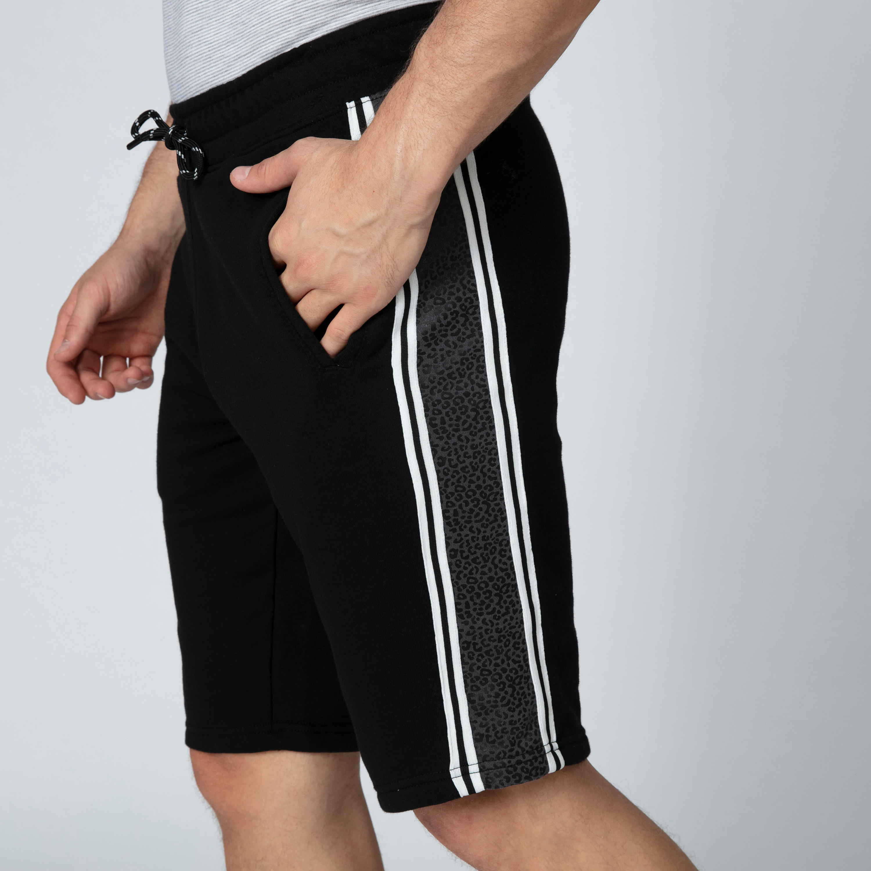 شورت بارز الملمس برباط وجيوب من آيكونيك-men-clothing-bottoms-shorts-image-5
