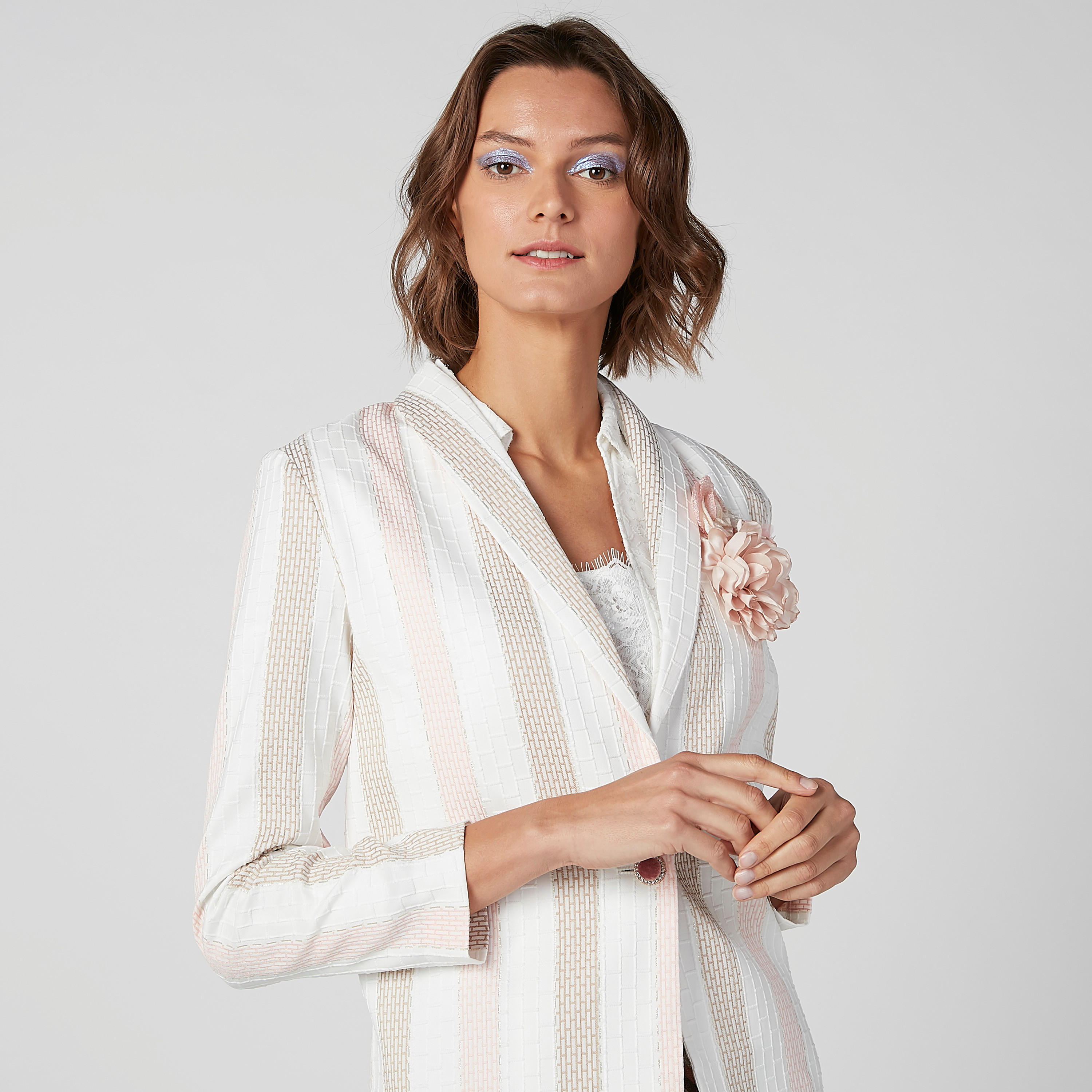 جاكيت بارز الملمس مقلّم من آيكونيك-women-winterwear-coatsandjackets-jackets-image-2