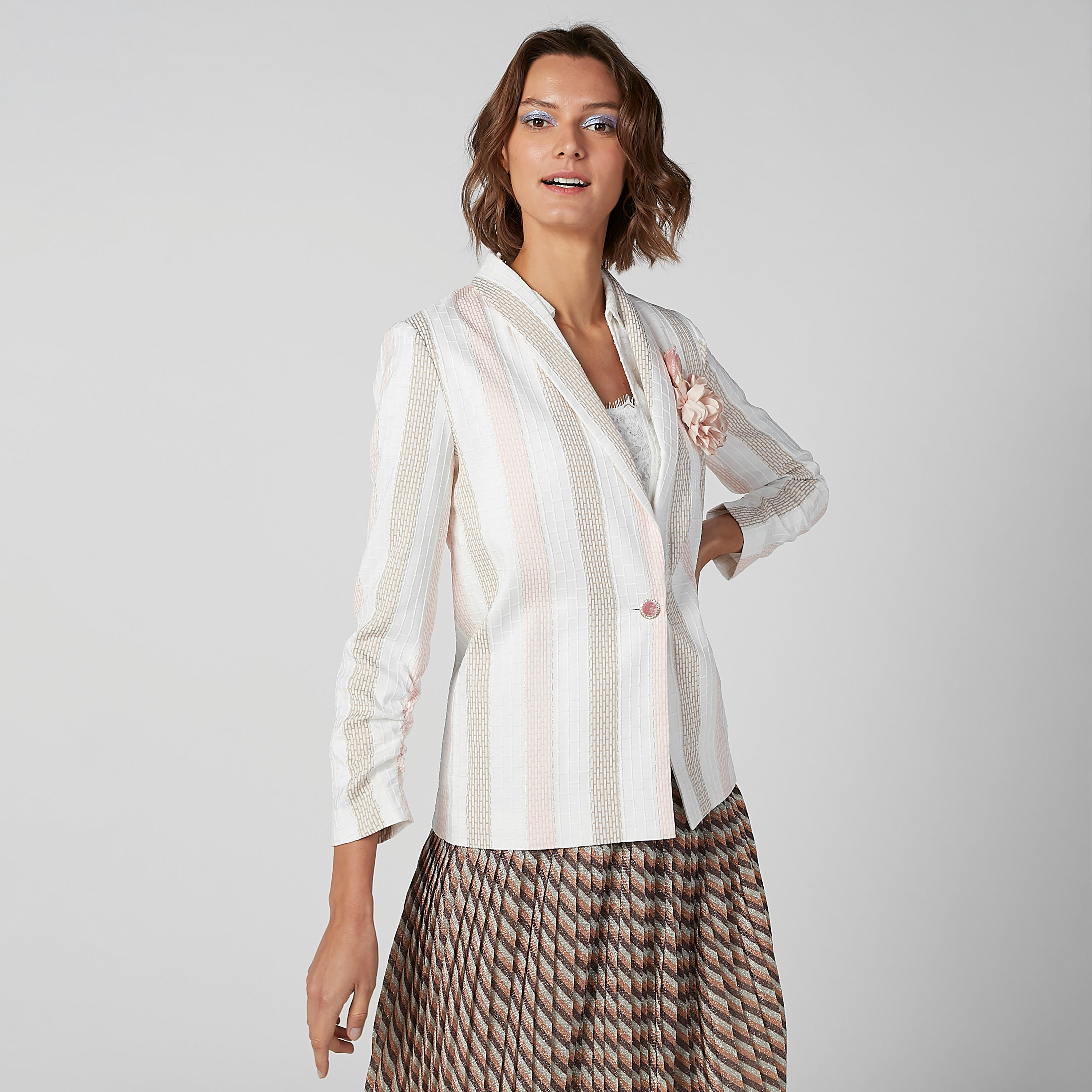 جاكيت بارز الملمس مقلّم من آيكونيك-women-winterwear-coatsandjackets-jackets-image-1