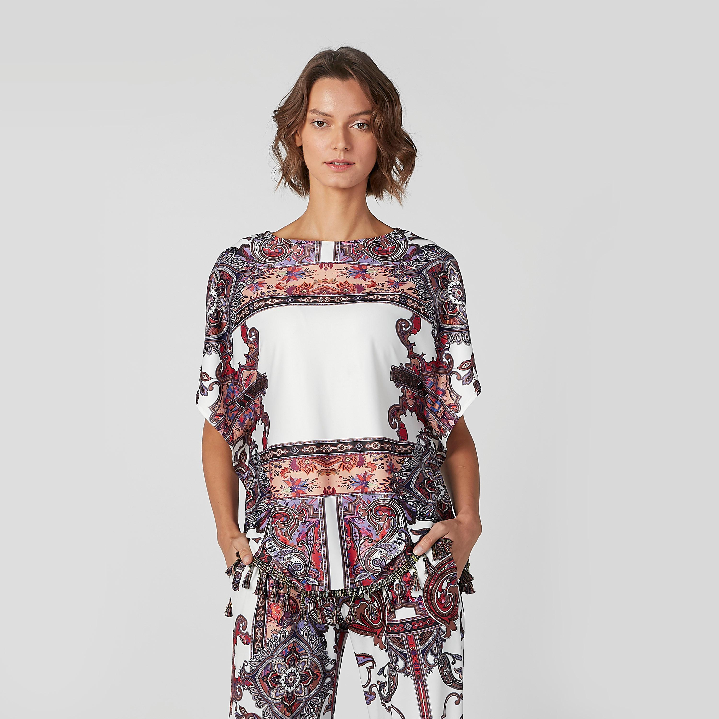 بلوزة بوكسي بياقة مستديرة وحوّاف بشرّابات وطبعات من آيكونيك-women-clothing-shirtsandblouses-blouses-image-1