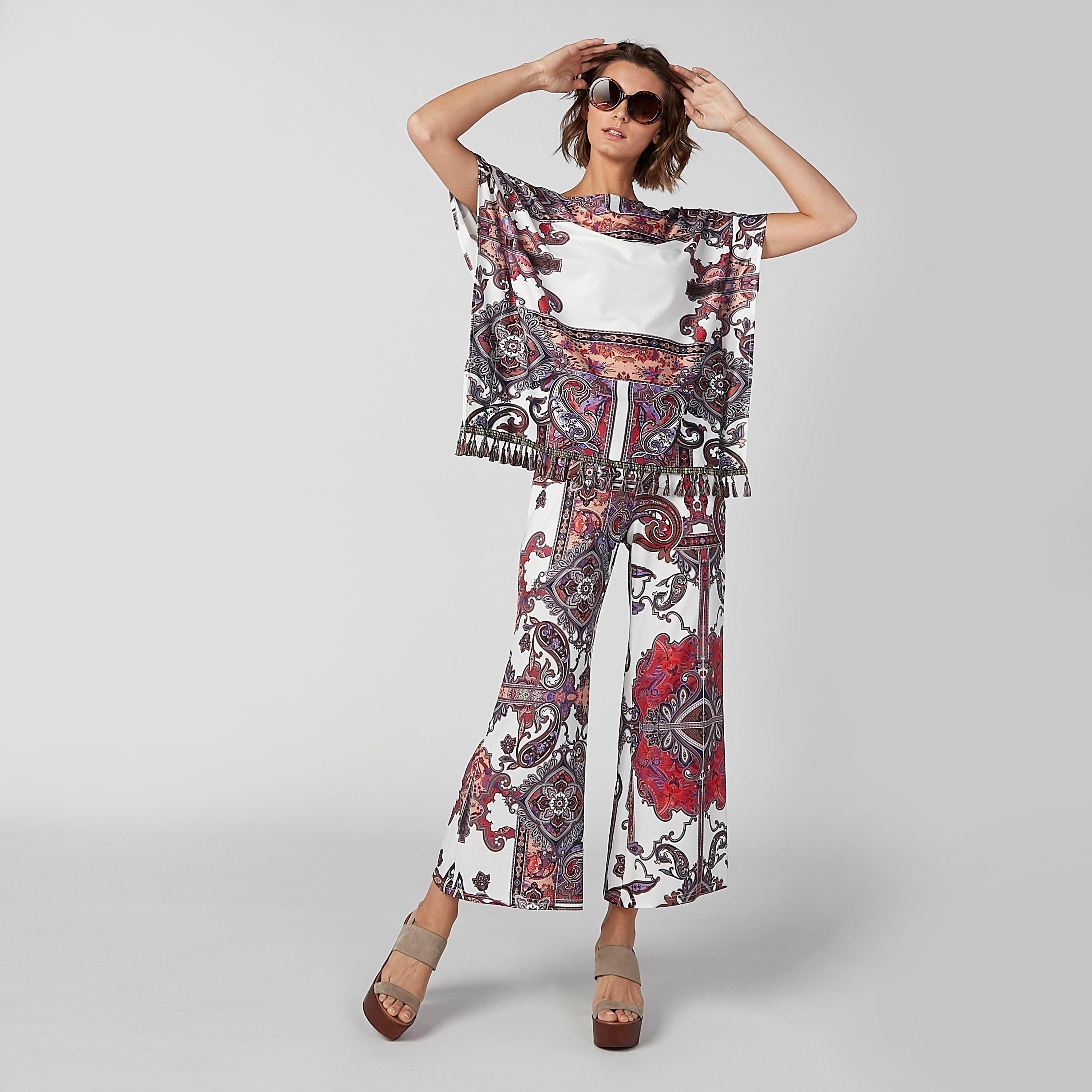 بلوزة بوكسي بياقة مستديرة وحوّاف بشرّابات وطبعات من آيكونيك-women-clothing-shirtsandblouses-blouses-image-2