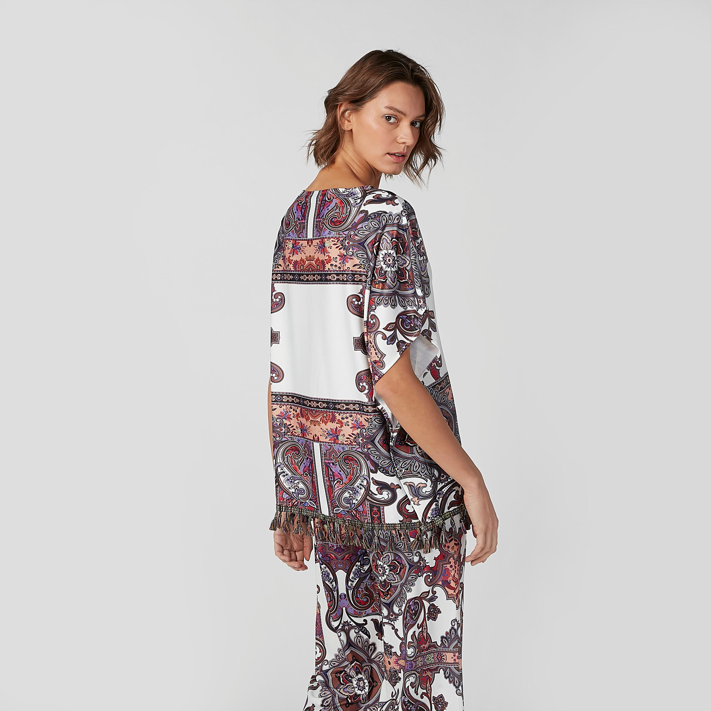 بلوزة بوكسي بياقة مستديرة وحوّاف بشرّابات وطبعات من آيكونيك-women-clothing-shirtsandblouses-blouses-image-3