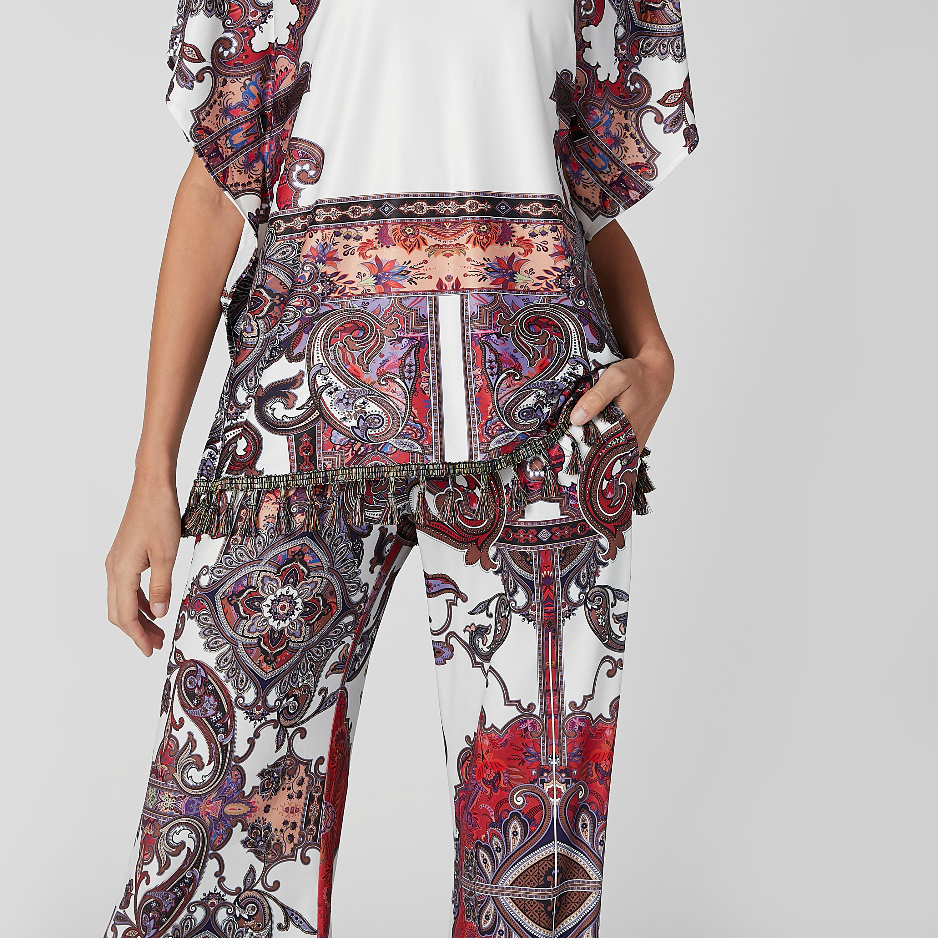 بلوزة بوكسي بياقة مستديرة وحوّاف بشرّابات وطبعات من آيكونيك-women-clothing-shirtsandblouses-blouses-image-4