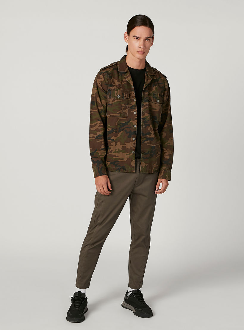 قميص سلّيم بأكمام طويلة وطبعات مموهة من آيكونيك-men-clothing-shirts-image-2