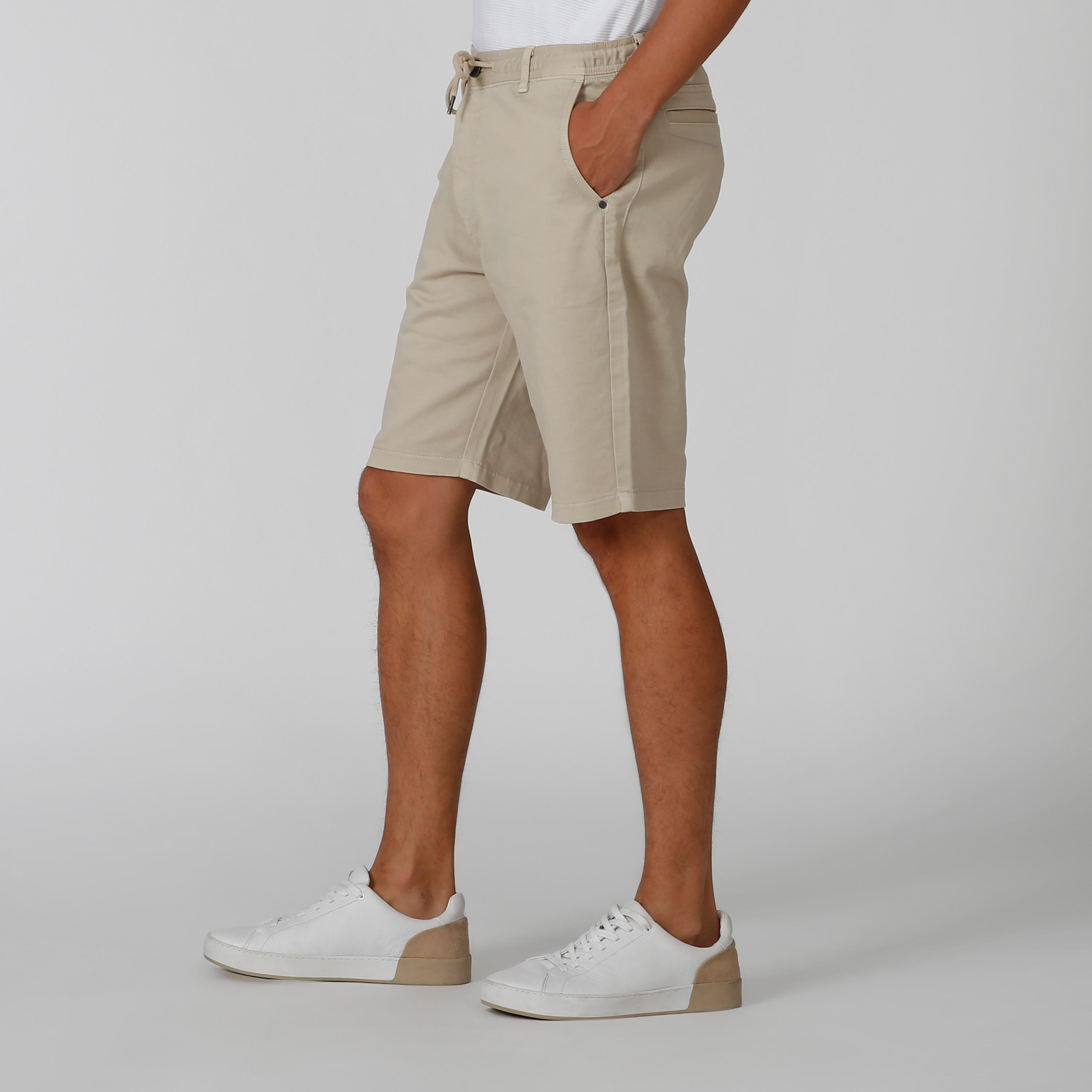 شورت سادة بخصر مطّاطي متوسط الارتفاع وجيوب من آيكونيك-men-clothing-bottoms-shorts-image-4