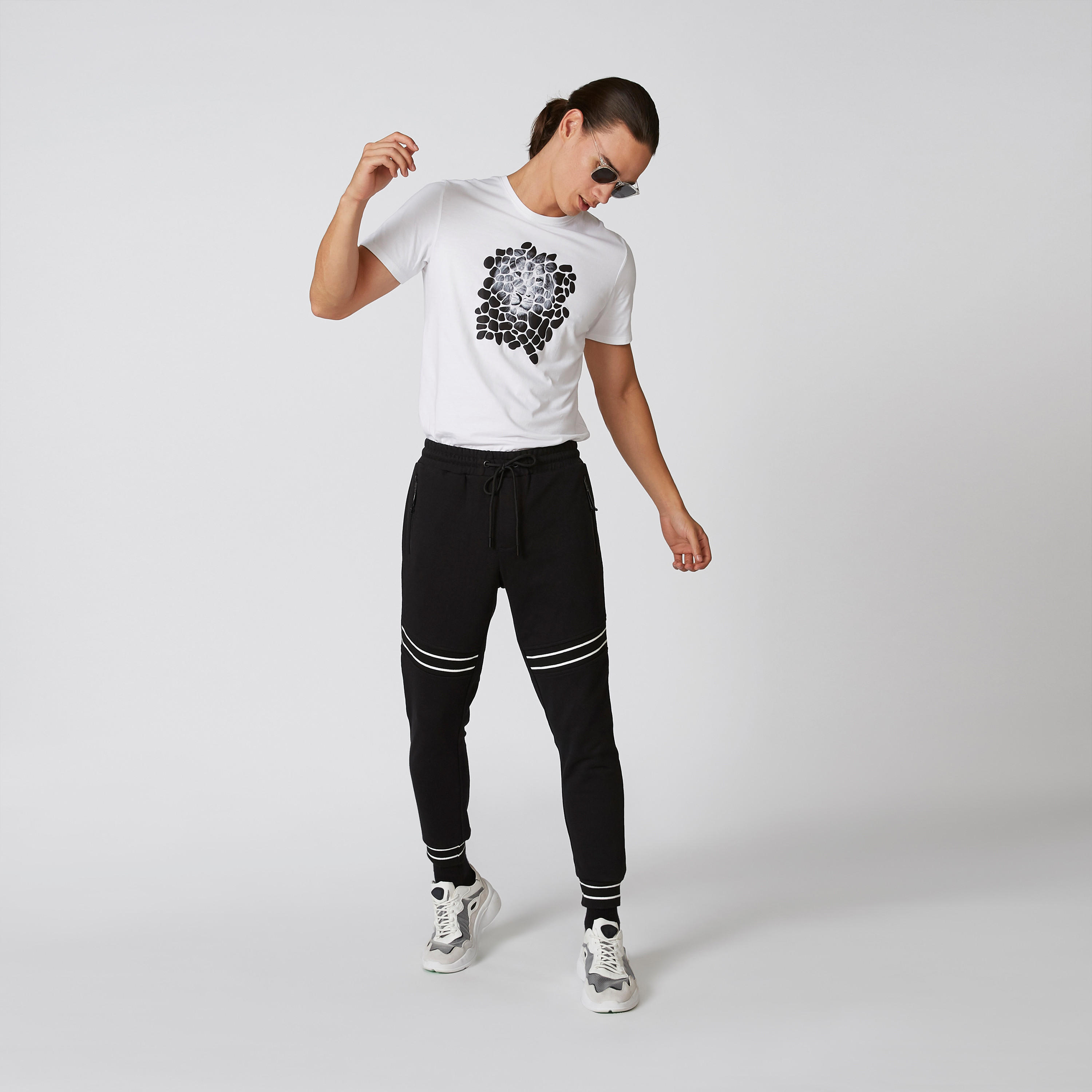 تيشيرت بقصّة سليم وياقة مستديرة وأكمام قصيرة وطبعات من آيكونيك-men-clothing-tshirtsandpolos-tshirts-image-5