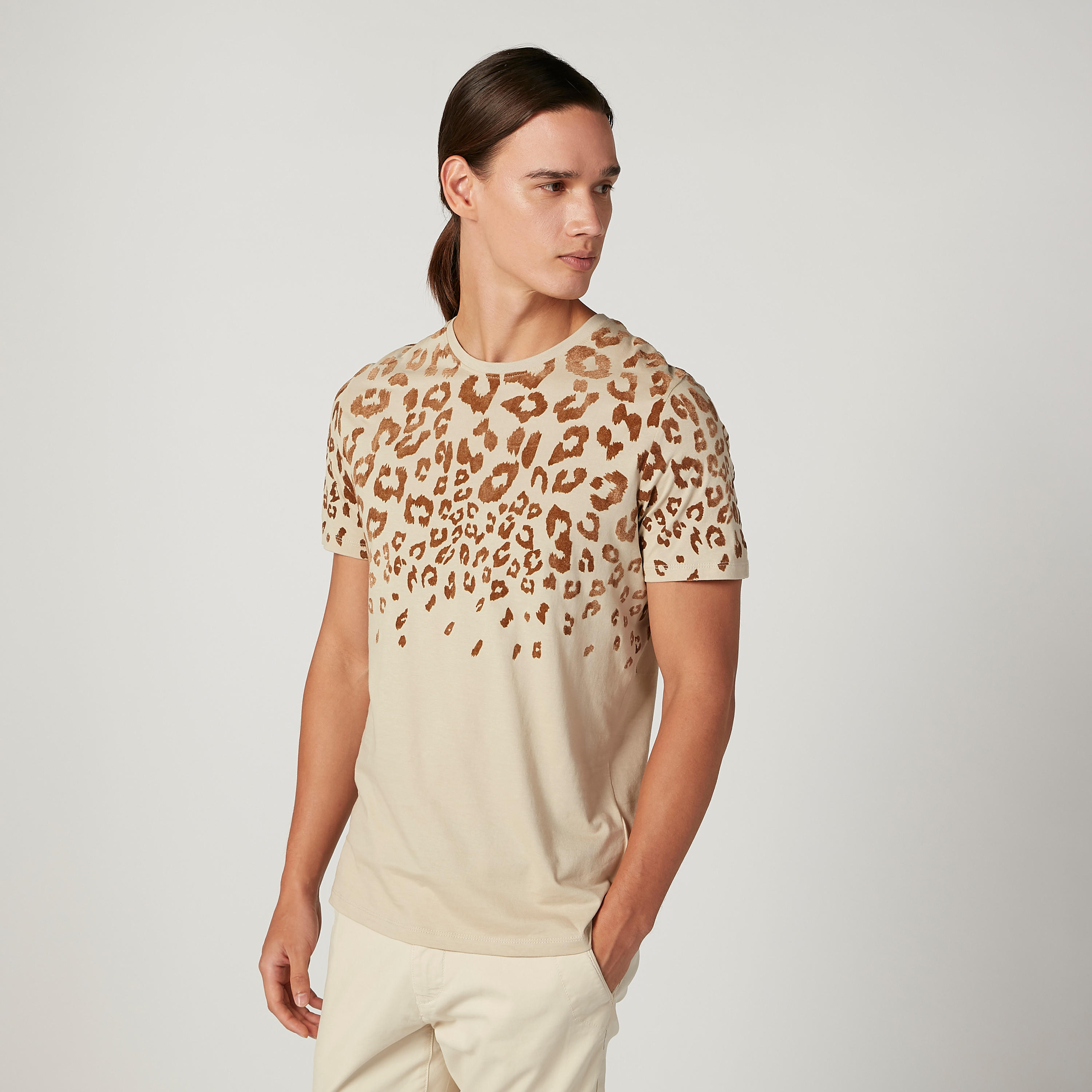 تيشيرت سليم بياقة ضيّقة وأكمام قصيرة وطبعات من آيكونيك-men-clothing-tshirtsandpolos-tshirts-image-1