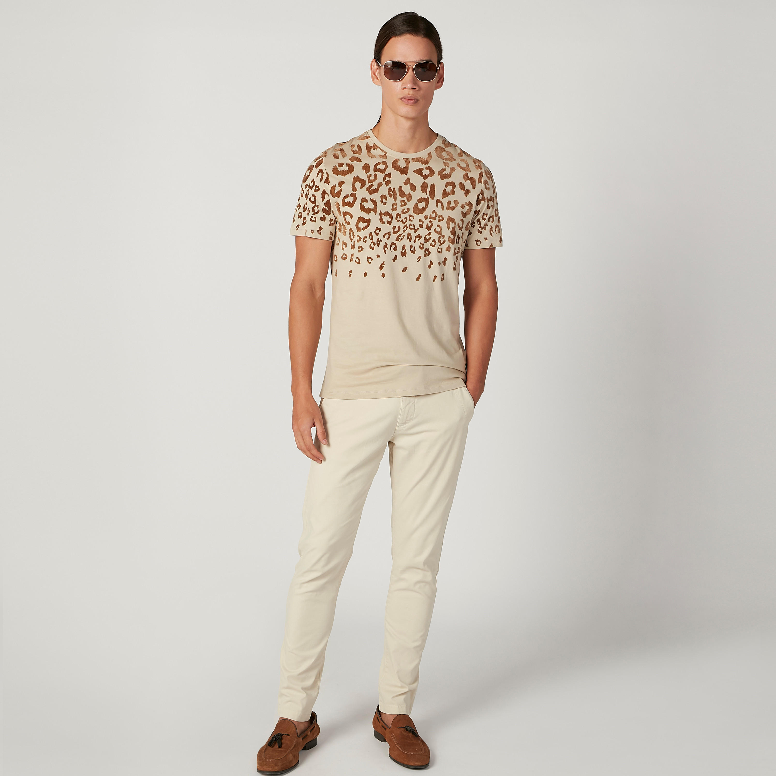 تيشيرت سليم بياقة ضيّقة وأكمام قصيرة وطبعات من آيكونيك-men-clothing-tshirtsandpolos-tshirts-image-2