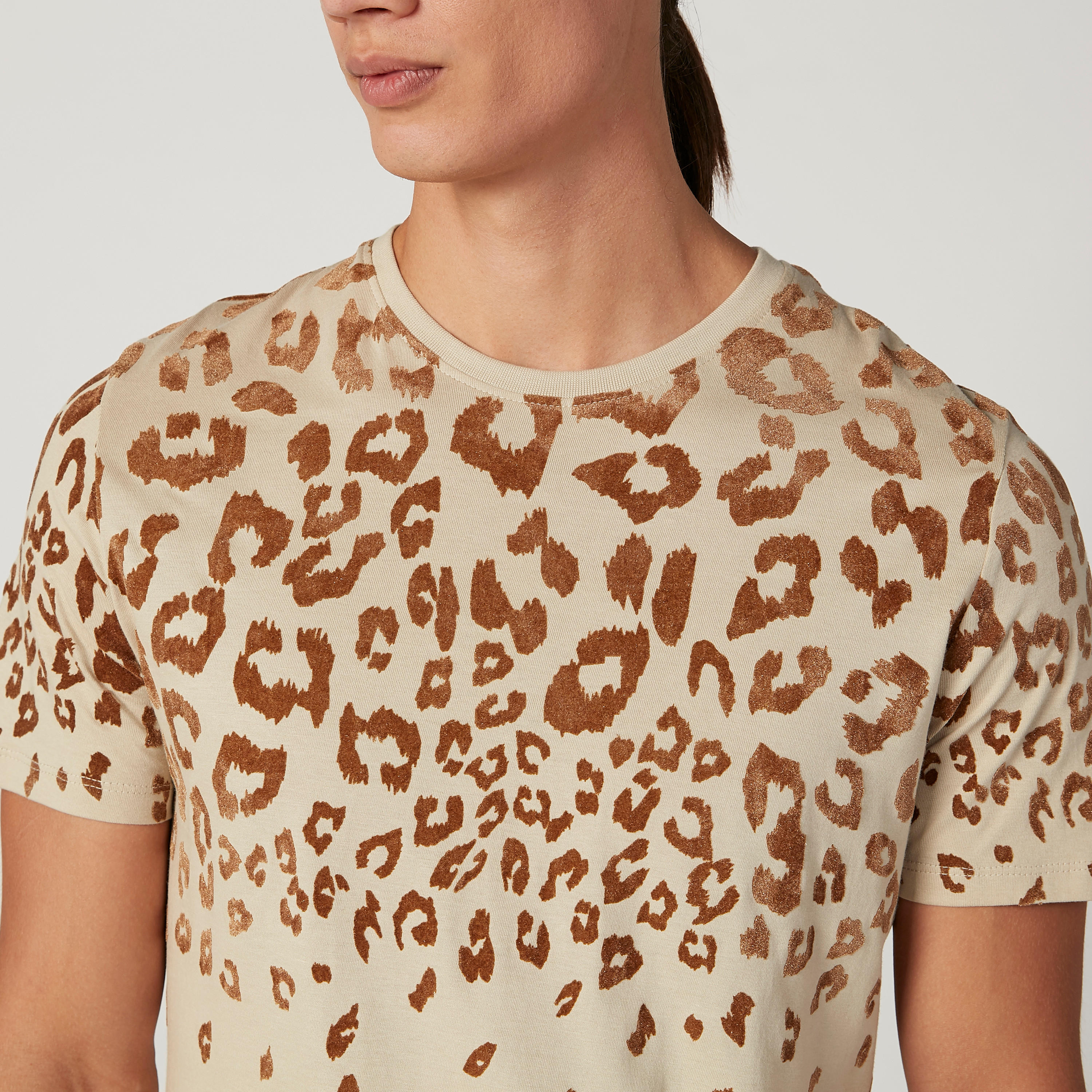 تيشيرت سليم بياقة ضيّقة وأكمام قصيرة وطبعات من آيكونيك-men-clothing-tshirtsandpolos-tshirts-image-3