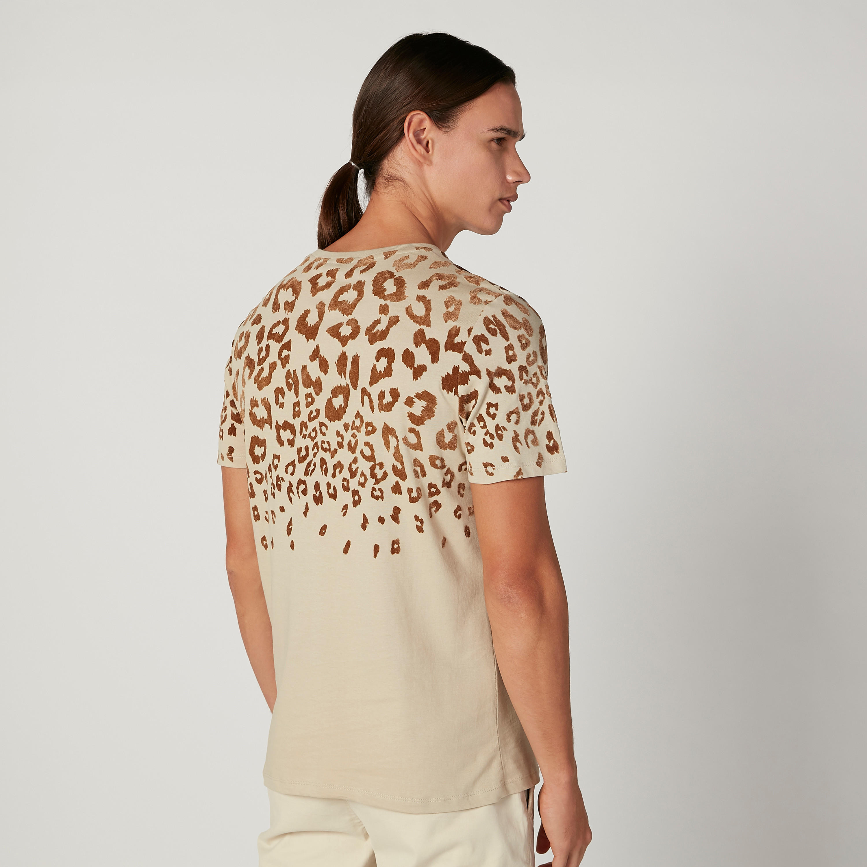 تيشيرت سليم بياقة ضيّقة وأكمام قصيرة وطبعات من آيكونيك-men-clothing-tshirtsandpolos-tshirts-image-4