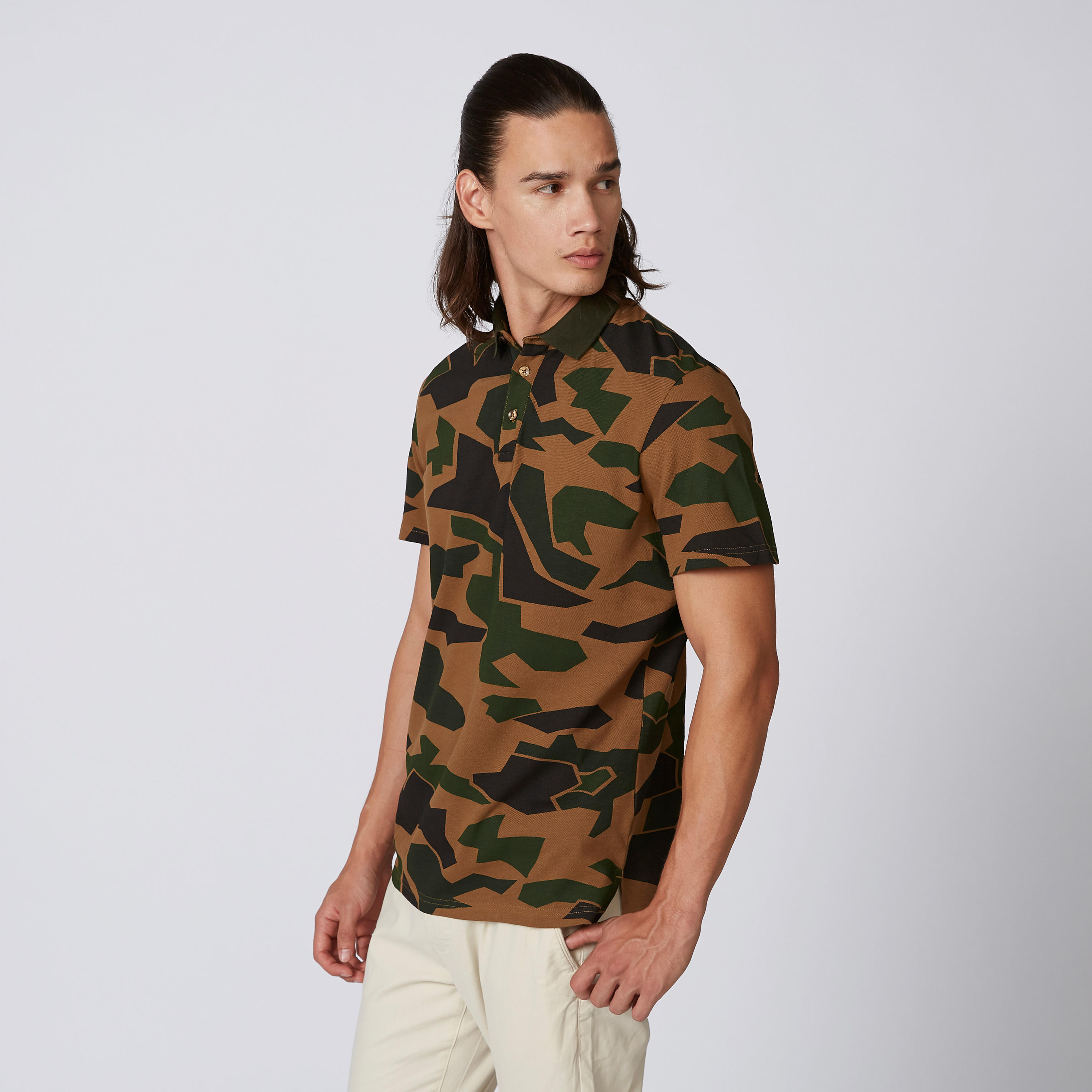 تيشيرت بقصّة سليم وياقة بولو وأكمام قصيرة وطبعات من خامات مستدامة-men-clothing-tshirtsandpolos-polos-image-1