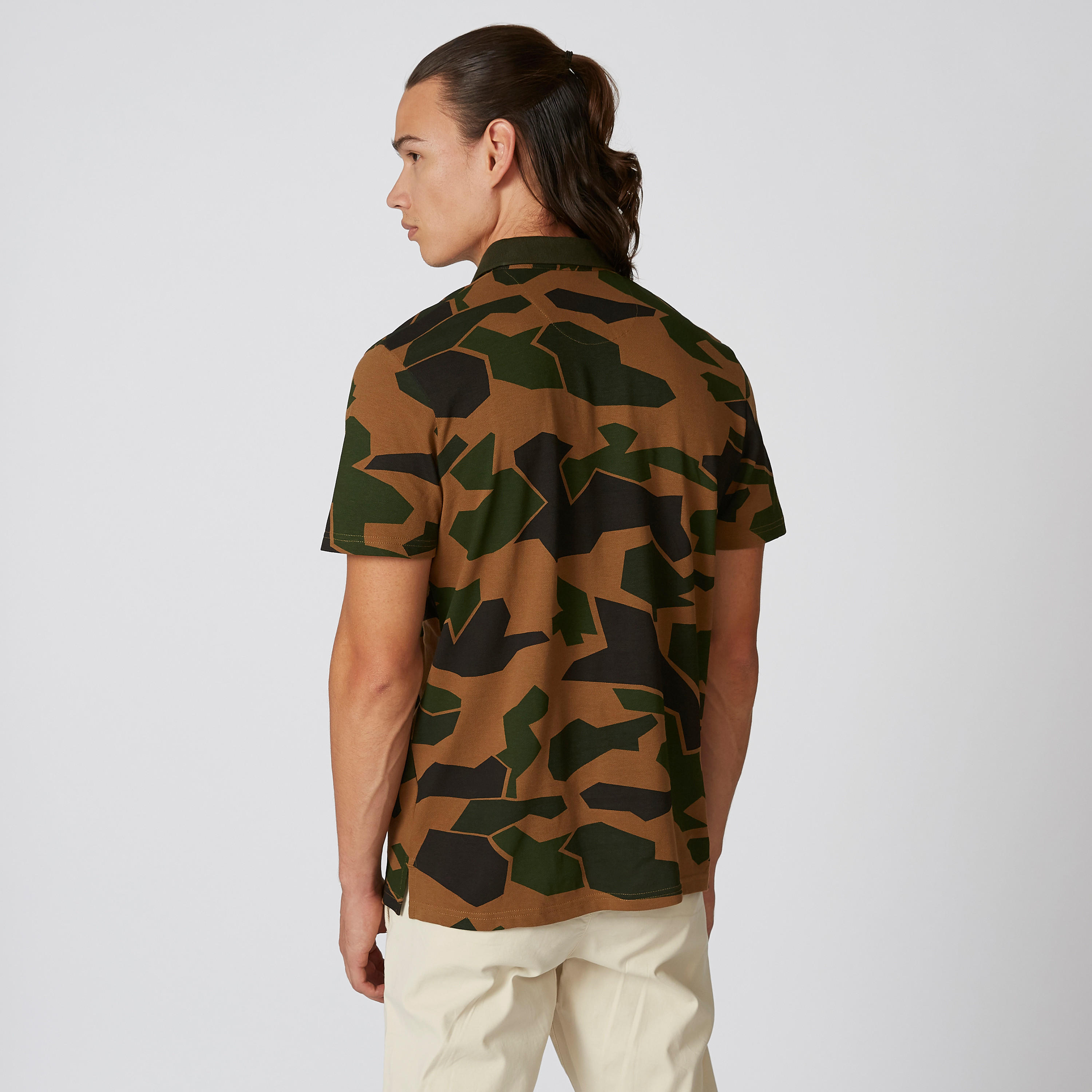 تيشيرت بقصّة سليم وياقة بولو وأكمام قصيرة وطبعات من خامات مستدامة-men-clothing-tshirtsandpolos-polos-image-2