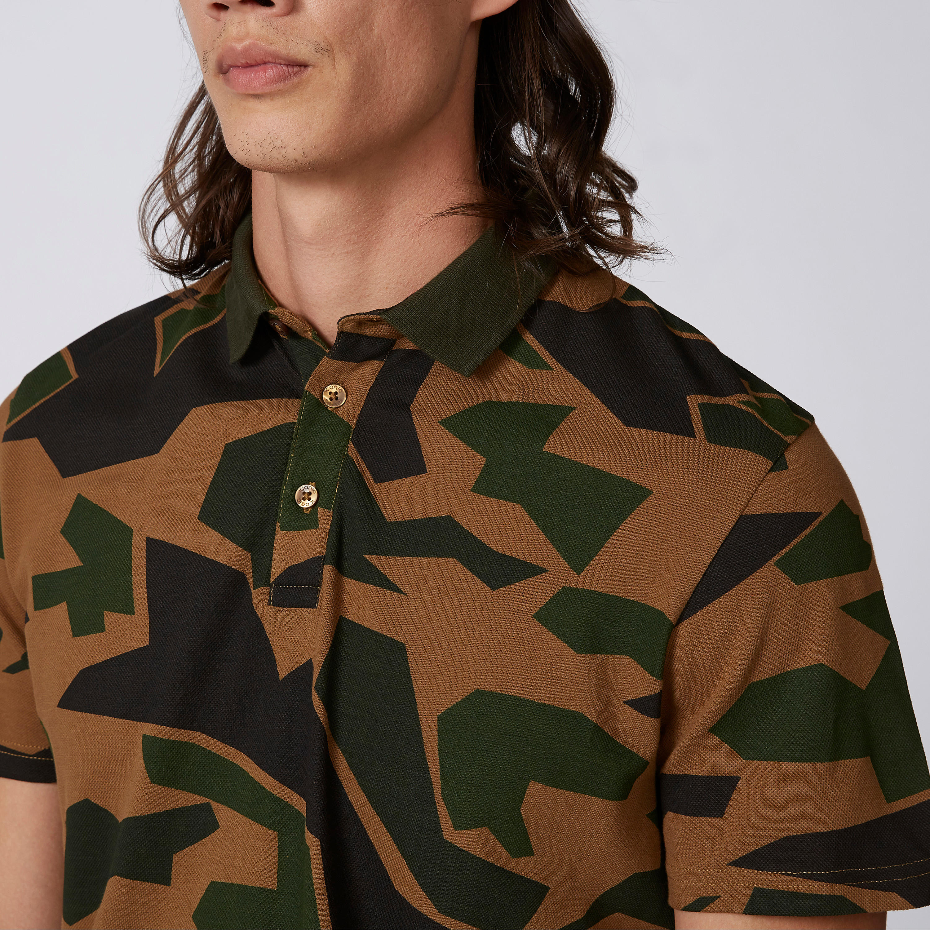 تيشيرت بقصّة سليم وياقة بولو وأكمام قصيرة وطبعات من خامات مستدامة-men-clothing-tshirtsandpolos-polos-image-3