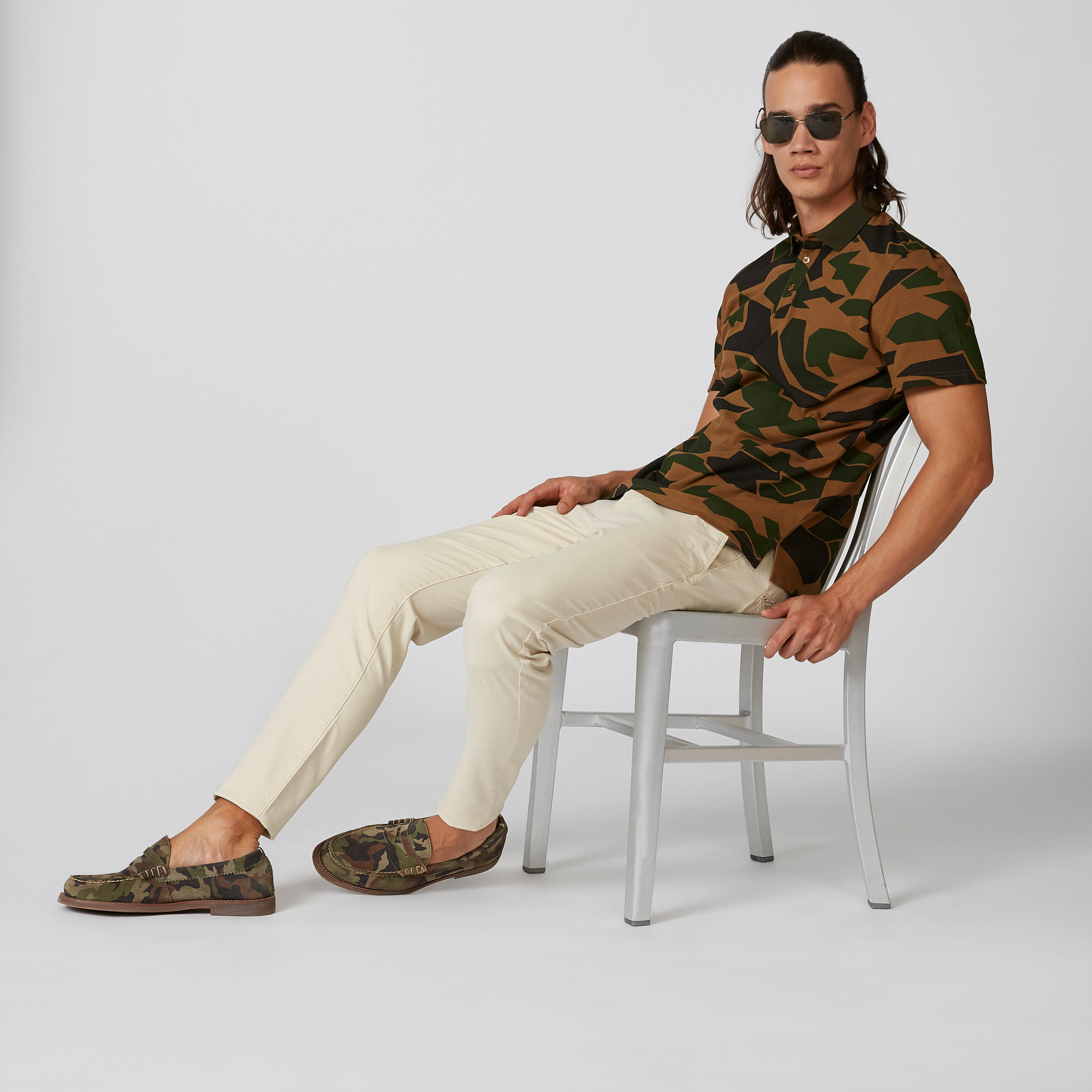 تيشيرت بقصّة سليم وياقة بولو وأكمام قصيرة وطبعات من خامات مستدامة-men-clothing-tshirtsandpolos-polos-image-4