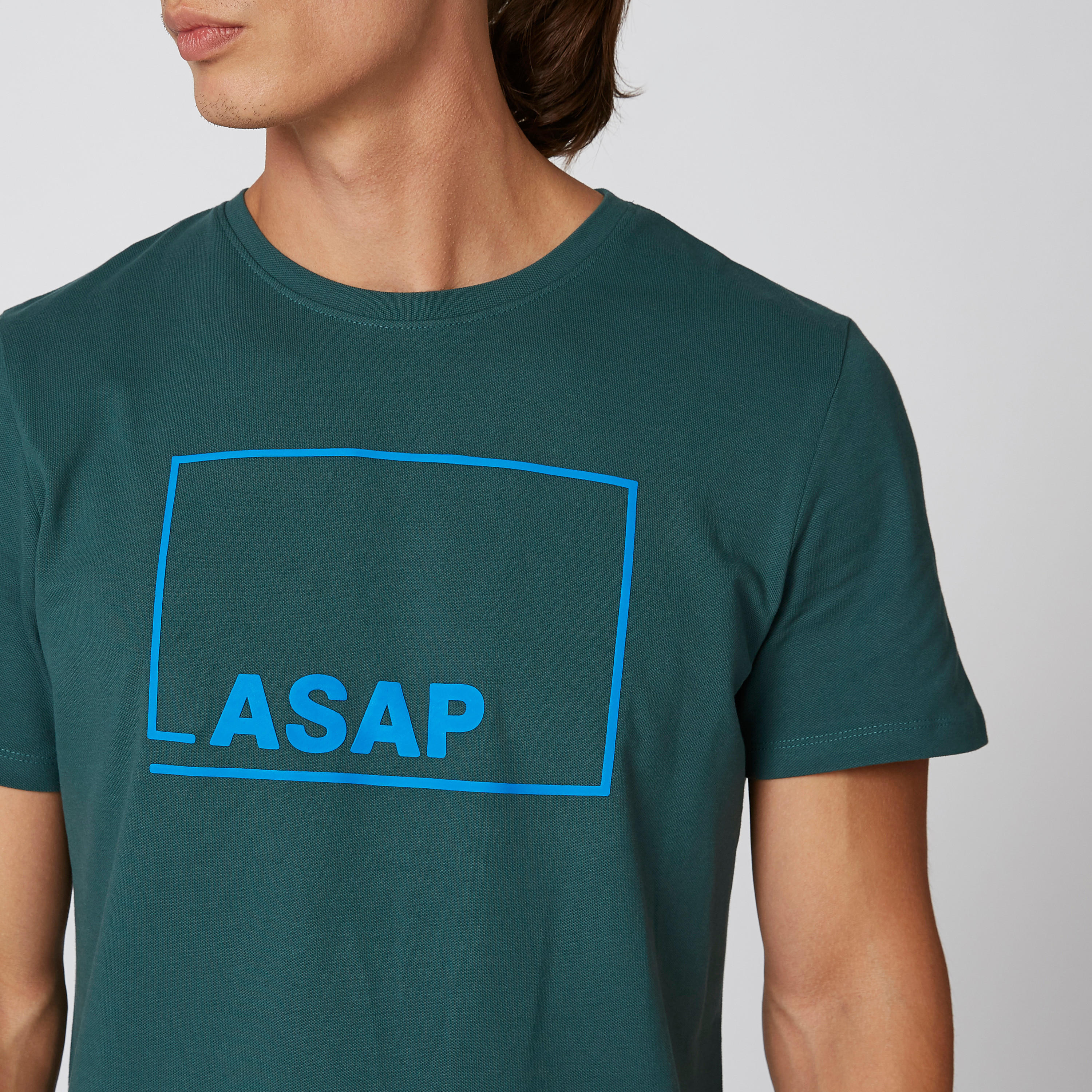 تيشيرت بقصّة سليم وياقة مستديرة وأكمام قصيرة وطبعات من آيكونيك-men-clothing-tshirtsandpolos-tshirts-image-4