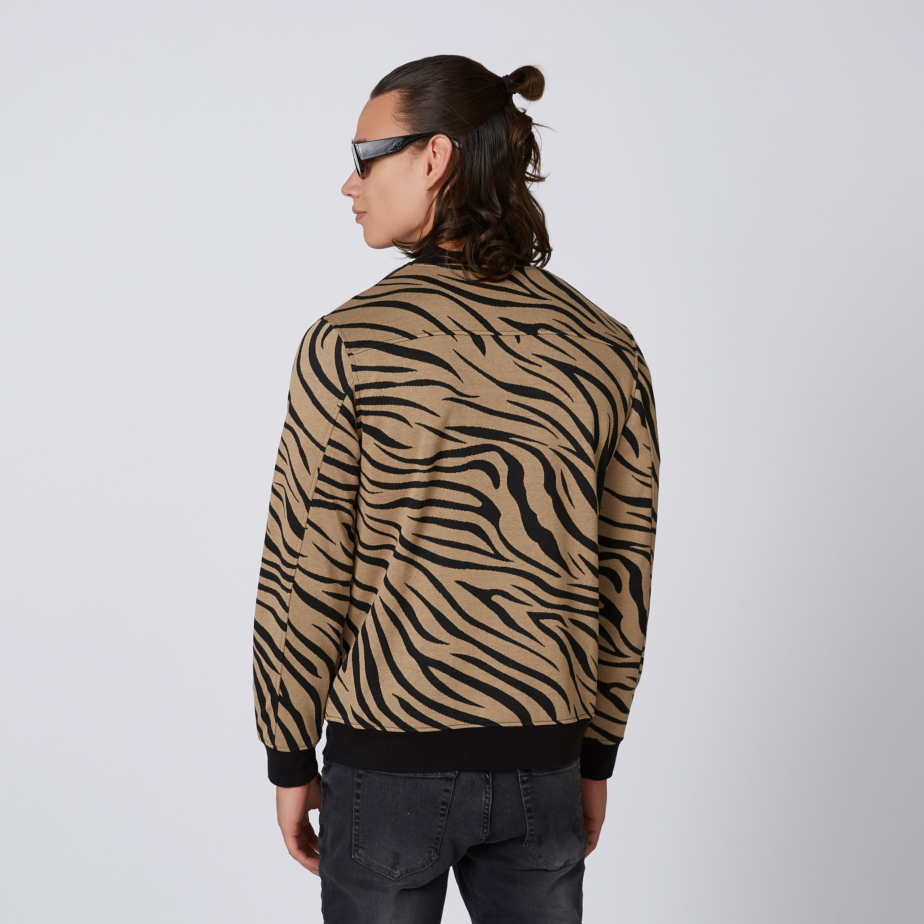 جاكيت بومبر بقصّة سليم وجيوب كانجارو وطبعات حيوانات من آيكونيك-men-clothing-jacketsandblazers-jackets-image-2