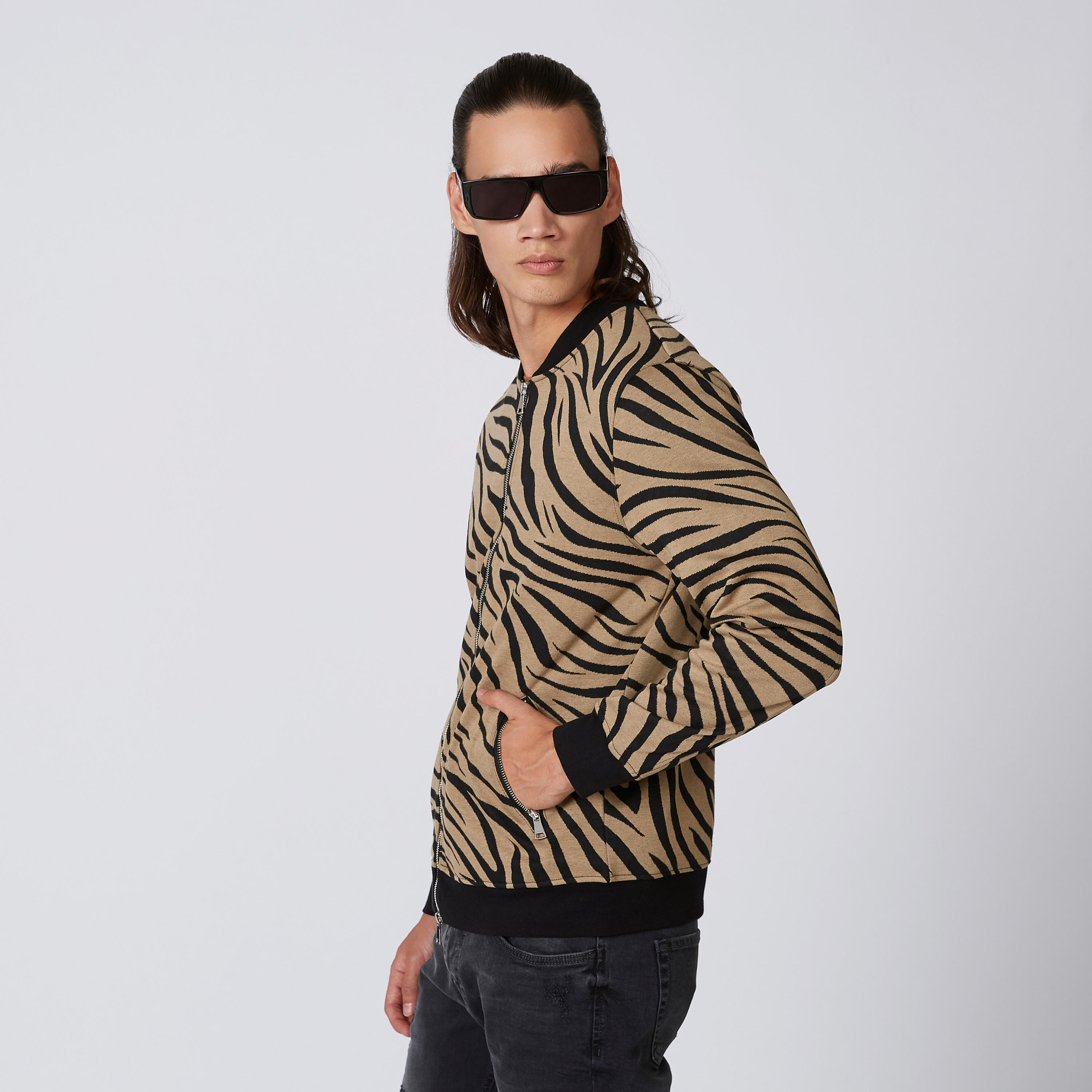 جاكيت بومبر بقصّة سليم وجيوب كانجارو وطبعات حيوانات من آيكونيك-men-clothing-jacketsandblazers-jackets-image-3