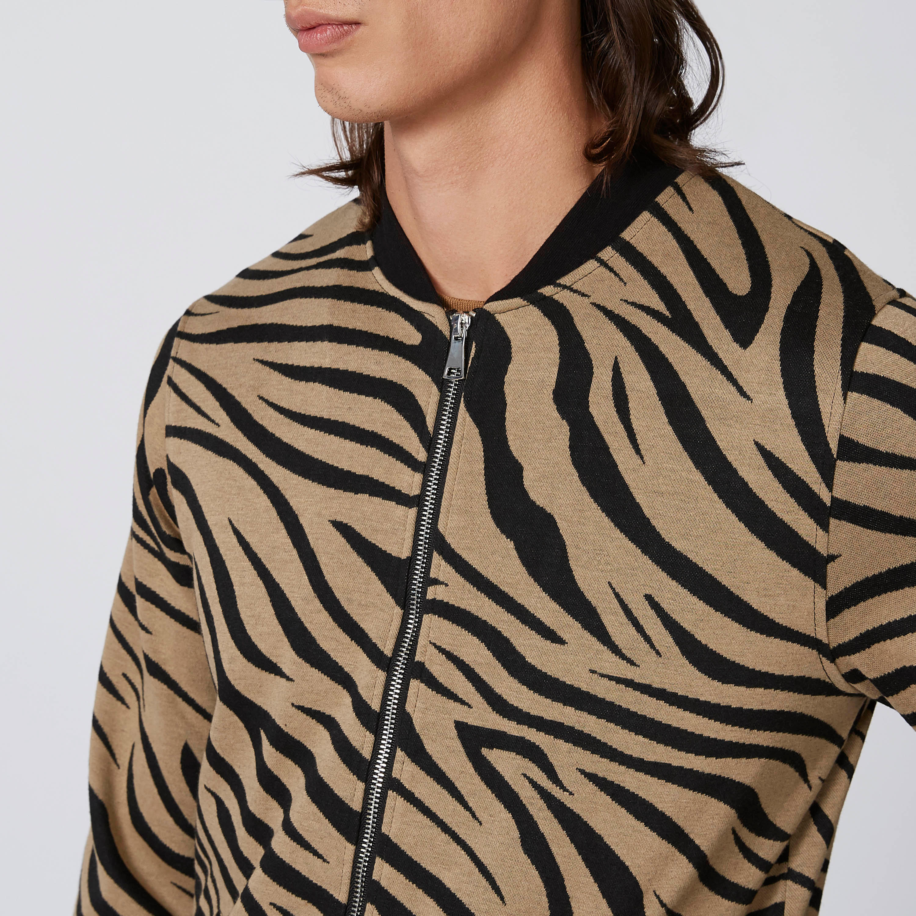 جاكيت بومبر بقصّة سليم وجيوب كانجارو وطبعات حيوانات من آيكونيك-men-clothing-jacketsandblazers-jackets-image-4