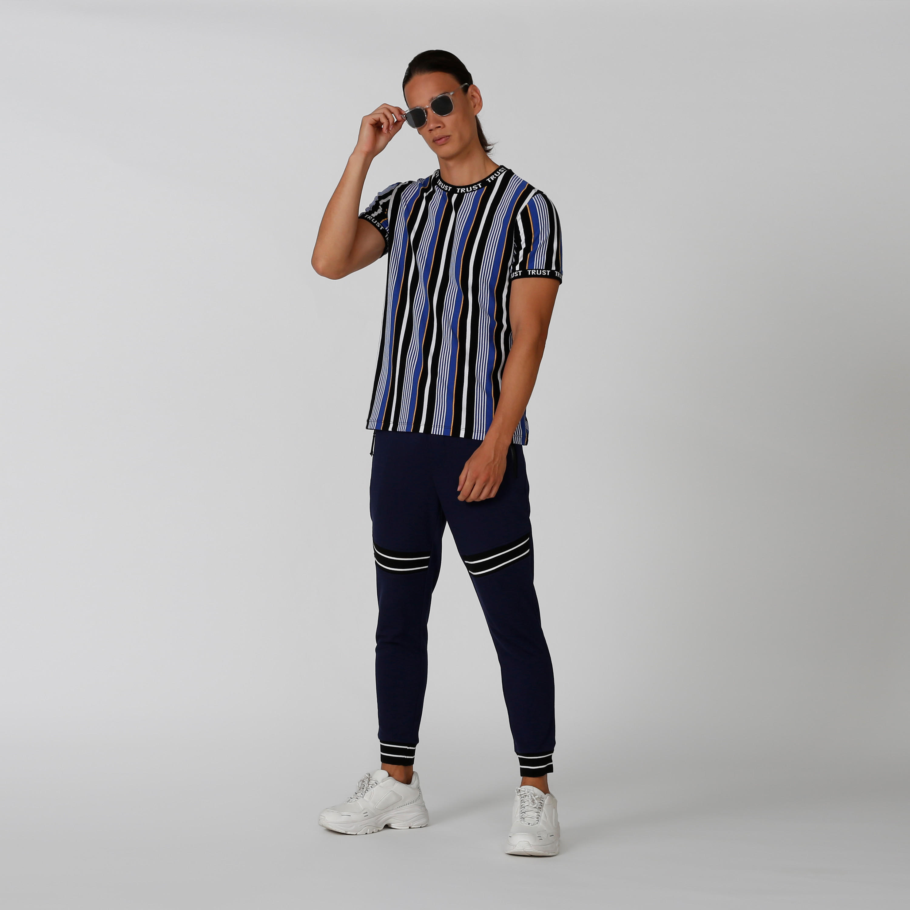 تيشيرت سليم مخطط بياقة ضيّقة وأكمام قصيرة من آيكونيك-men-clothing-tshirtsandpolos-tshirts-image-1