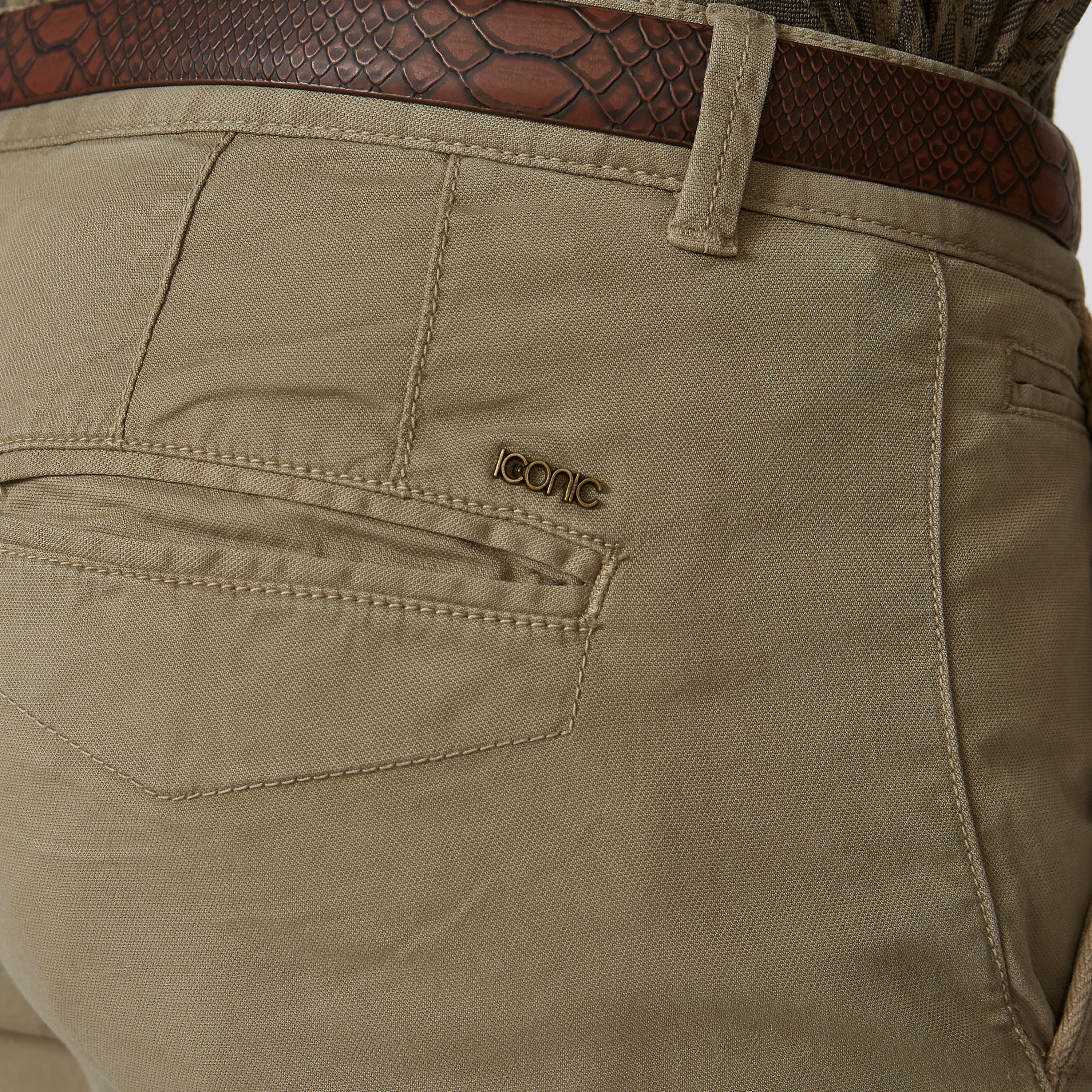 بنطلون سادة بقصّة سليم وخصر متوسط الارتفاع وجيوب من آيكونيك-men-clothing-bottoms-trousersandchinos-trousers-image-5