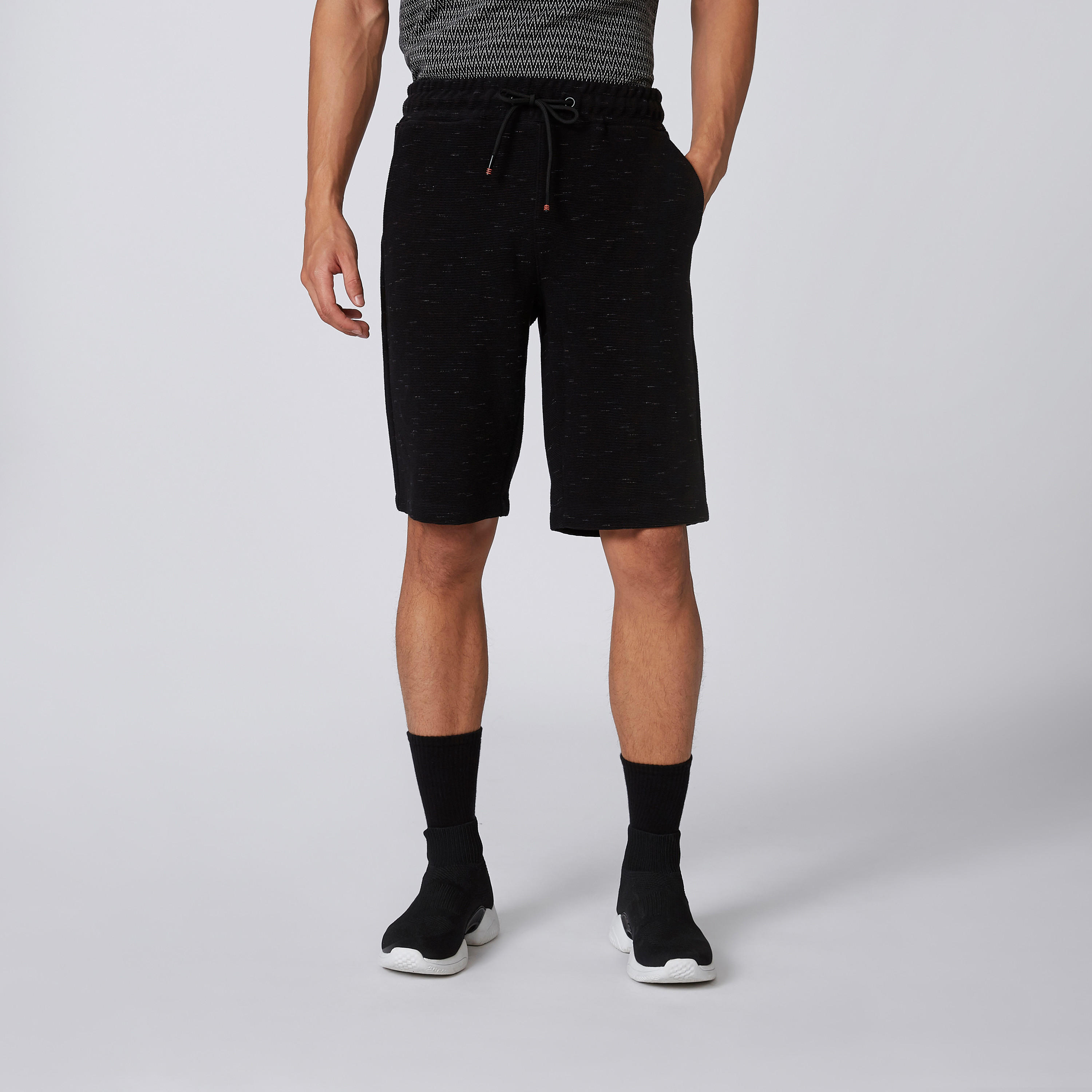 شورت بارز الملمس بقصّة سليم وجيوب من آيكونيك-men-clothing-bottoms-shorts-image-3