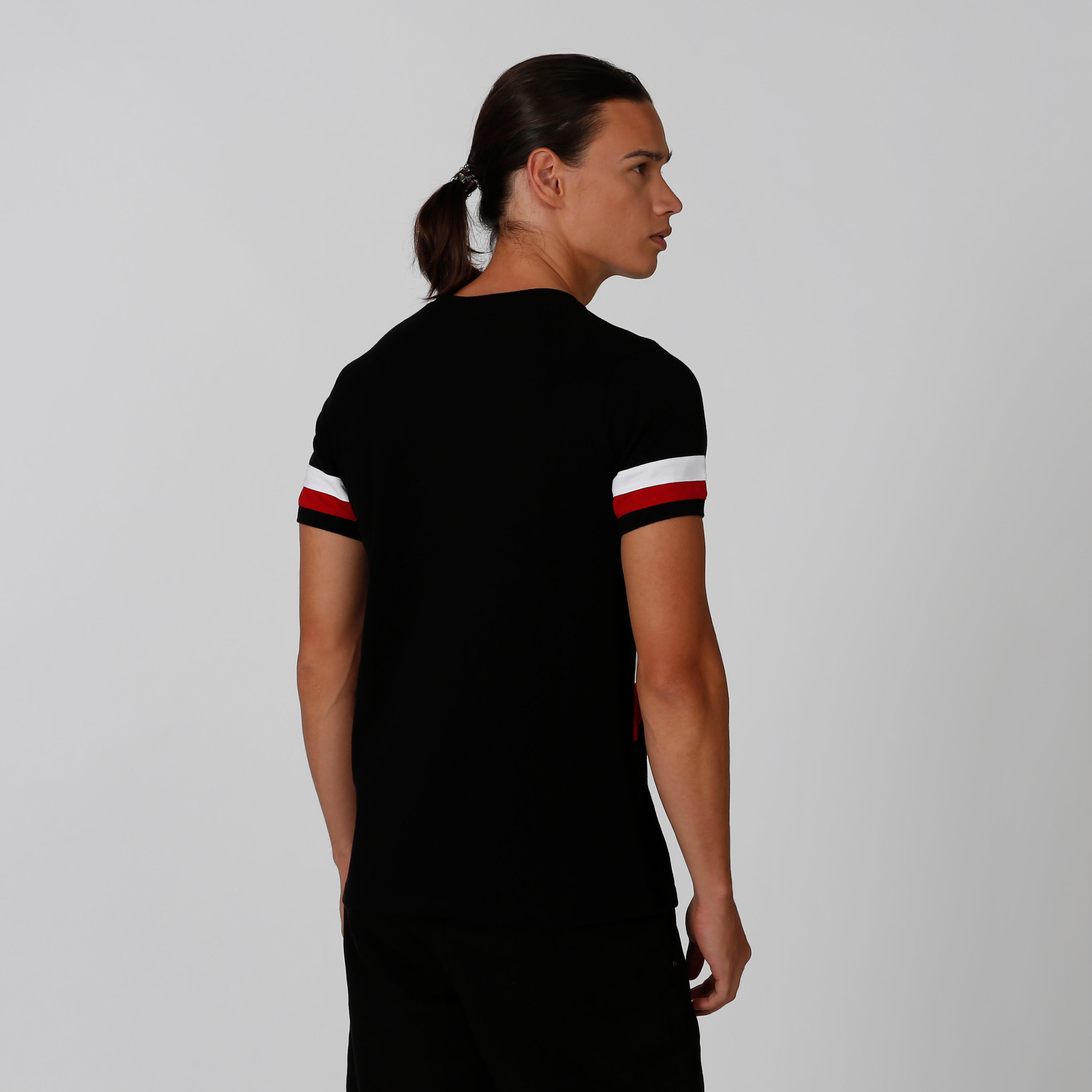 تيشيرت سليم بياقة ضيّقة وأكمام قصيرة وطبعات من آيكونيك-men-clothing-tshirtsandpolos-tshirts-image-1