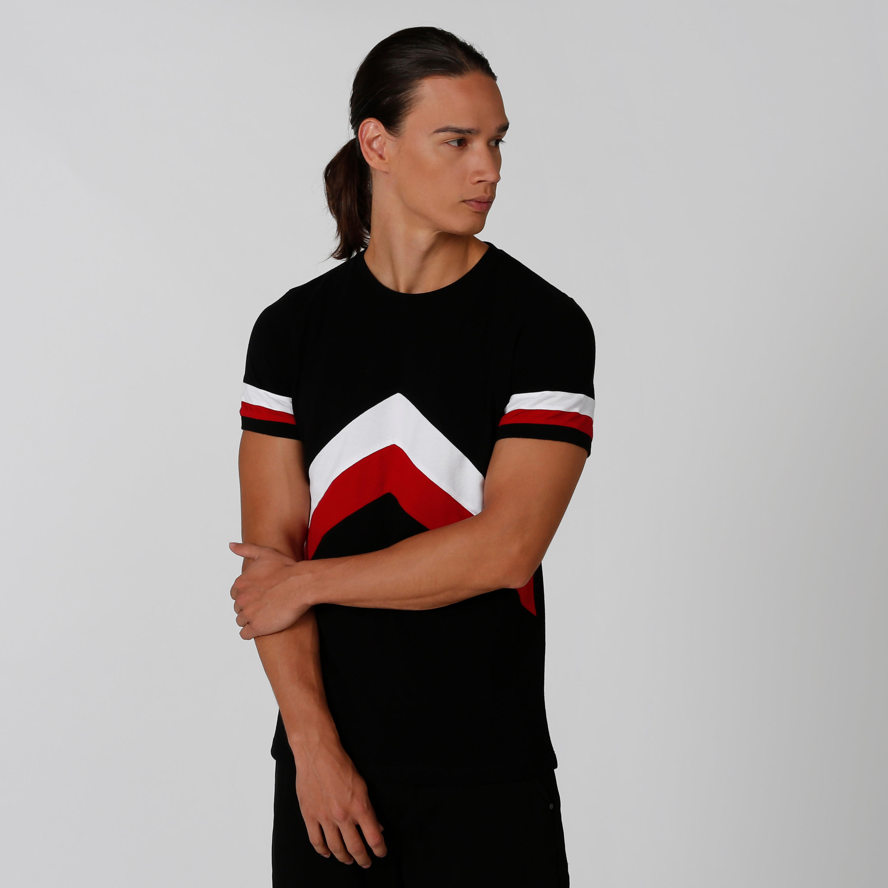 تيشيرت سليم بياقة ضيّقة وأكمام قصيرة وطبعات من آيكونيك-men-clothing-tshirtsandpolos-tshirts-image-2