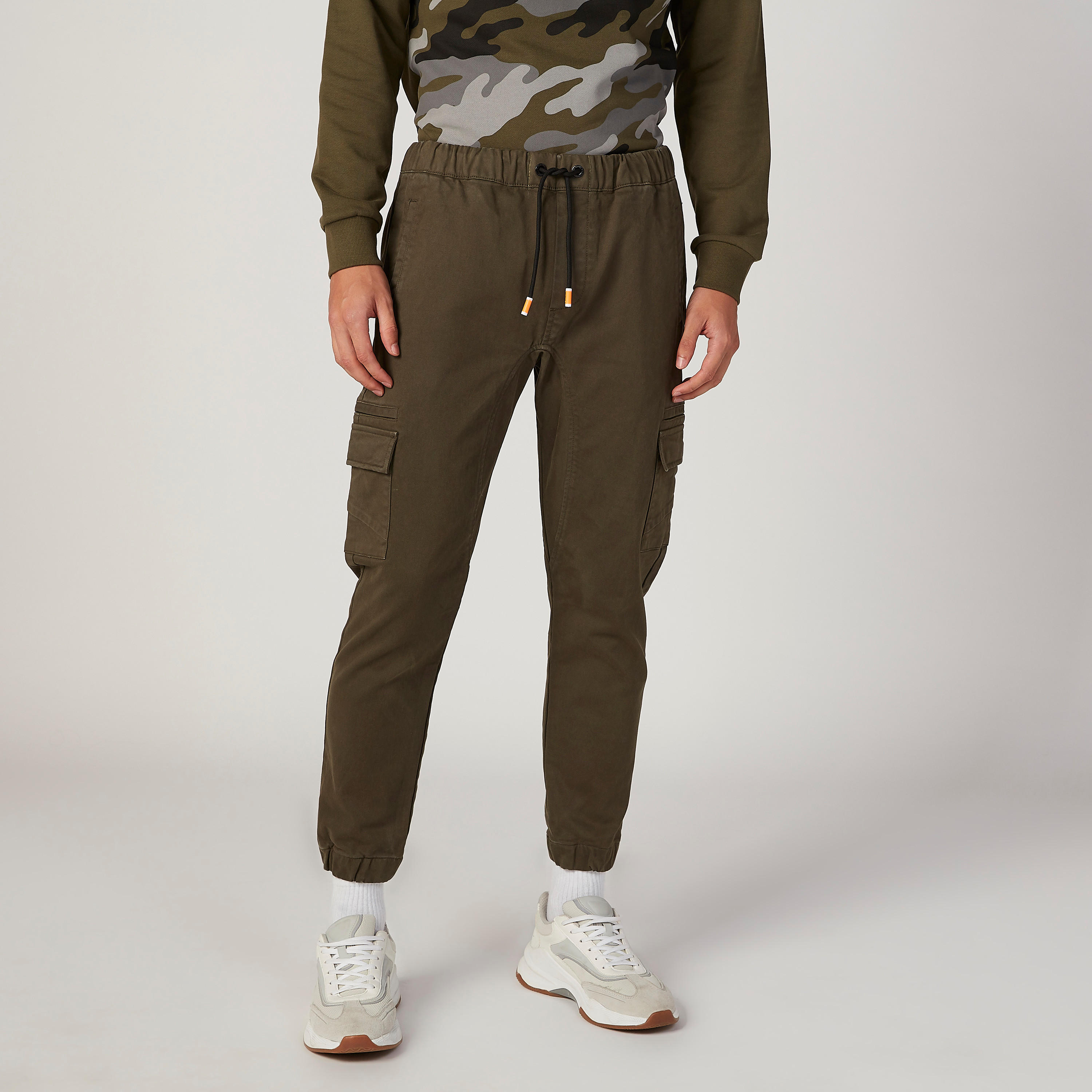 بنطلون رياضي بقصّة سليم وخصر متوسط الارتفاع وجيوب من آيكونيك-men-clothing-bottoms-joggers-image-1