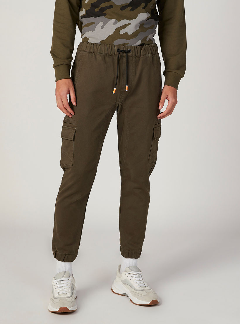 بنطلون رياضي بقصّة سليم وخصر متوسط الارتفاع وجيوب من آيكونيك-men-clothing-bottoms-joggers-image-1